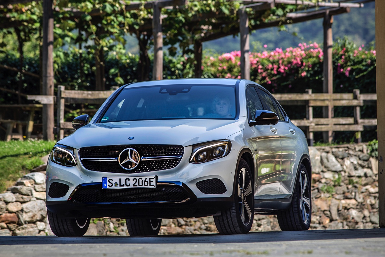 Autotest Mercedes GLC Coup, de sportiever ogende en dynamischer rijdende versie van de GLC SUV. We rijden de eerste kilometers met de GLC 250d, 350d en GLC 350e plug-in hybride.