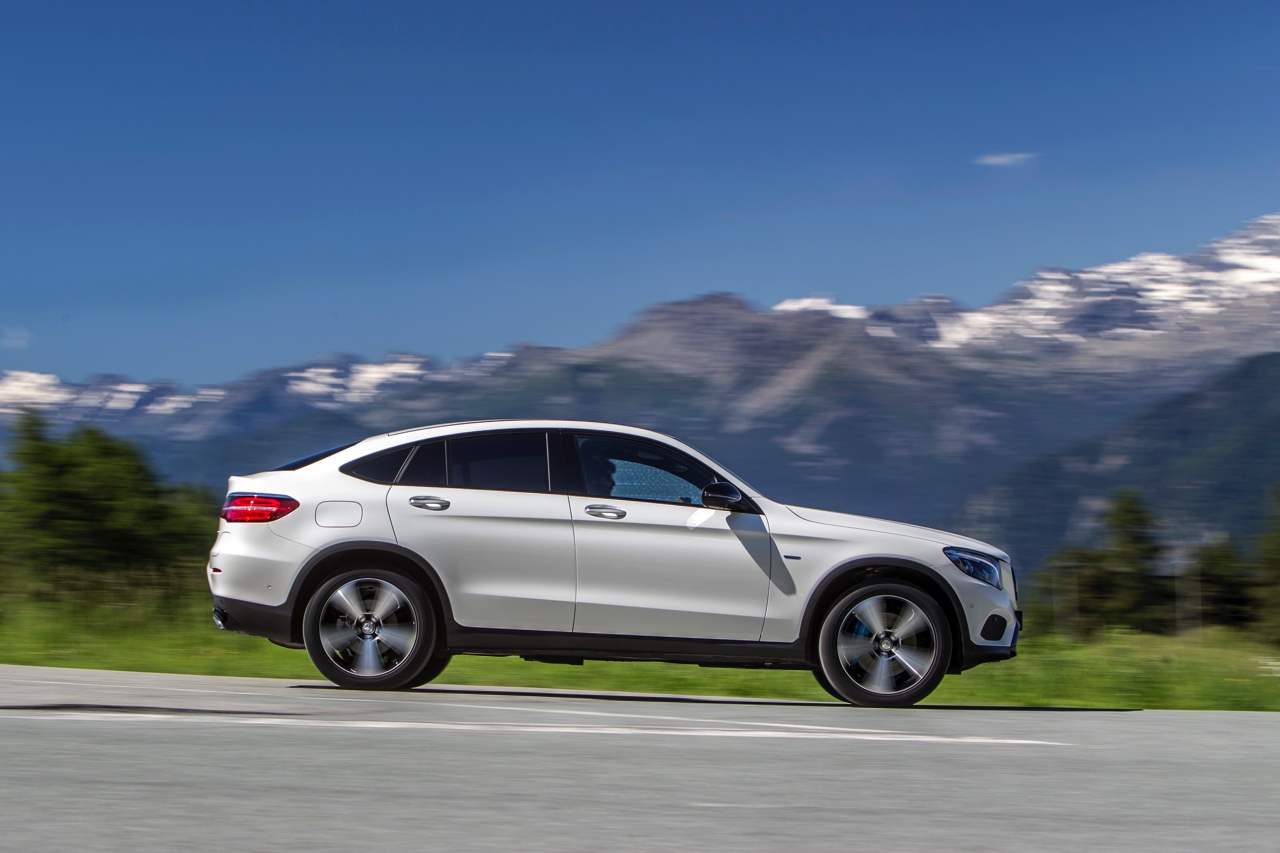 Autotest Mercedes GLC Coup, de sportiever ogende en dynamischer rijdende versie van de GLC SUV. We rijden de eerste kilometers met de GLC 250d, 350d en GLC 350e plug-in hybride.