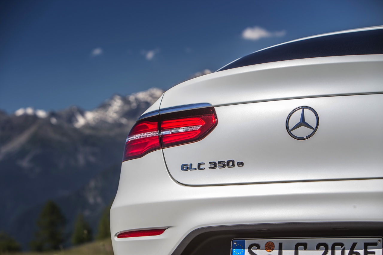 Autotest Mercedes GLC Coup, de sportiever ogende en dynamischer rijdende versie van de GLC SUV. We rijden de eerste kilometers met de GLC 250d, 350d en GLC 350e plug-in hybride.
