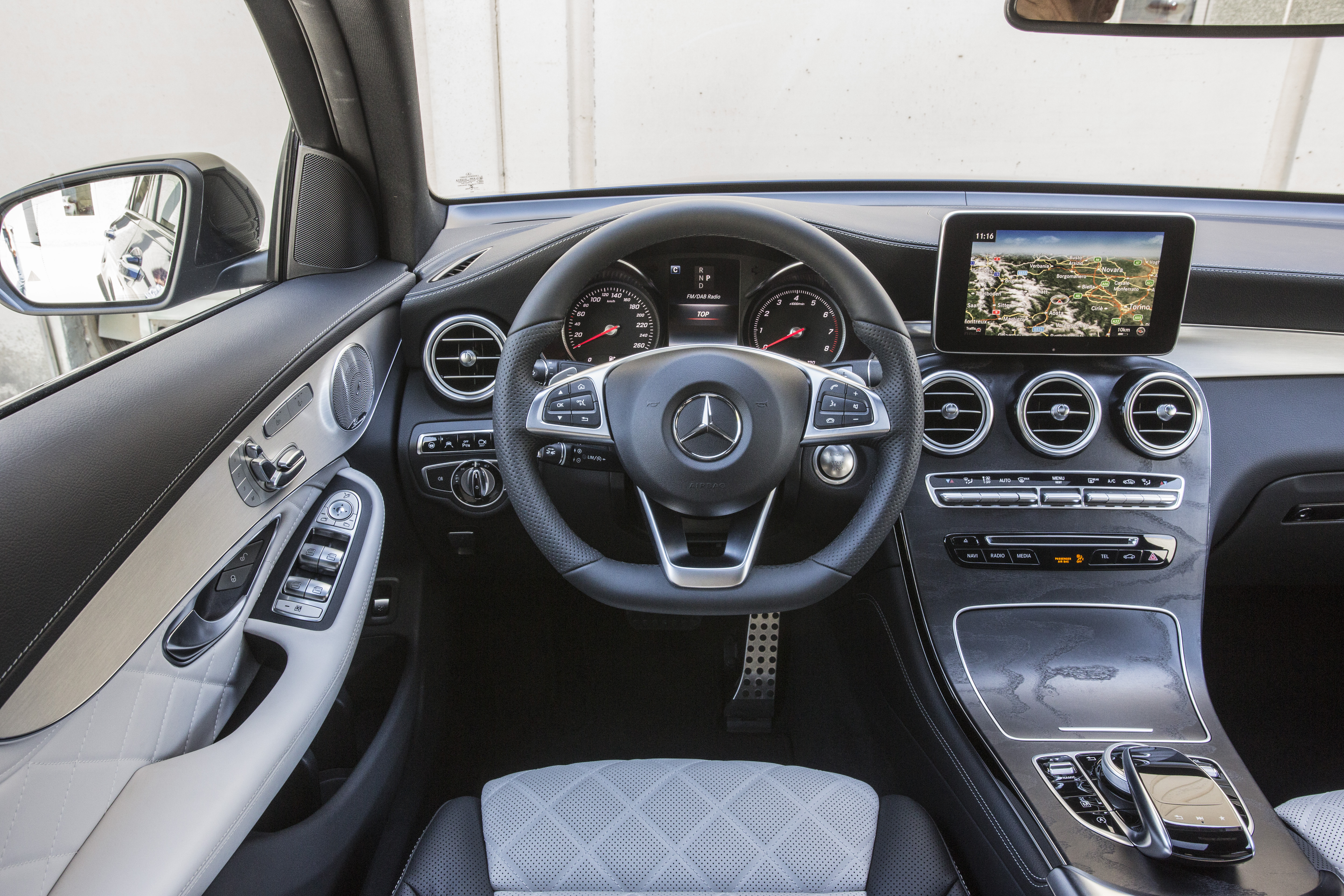Autotest Mercedes GLC Coup, de sportiever ogende en dynamischer rijdende versie van de GLC SUV. We rijden de eerste kilometers met de GLC 250d, 350d en GLC 350e plug-in hybride.