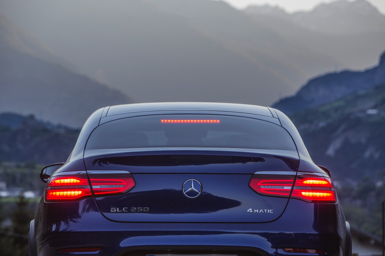 Autotest Mercedes GLC Coup, de sportiever ogende en dynamischer rijdende versie van de GLC SUV. We rijden de eerste kilometers met de GLC 250d, 350d en GLC 350e plug-in hybride.