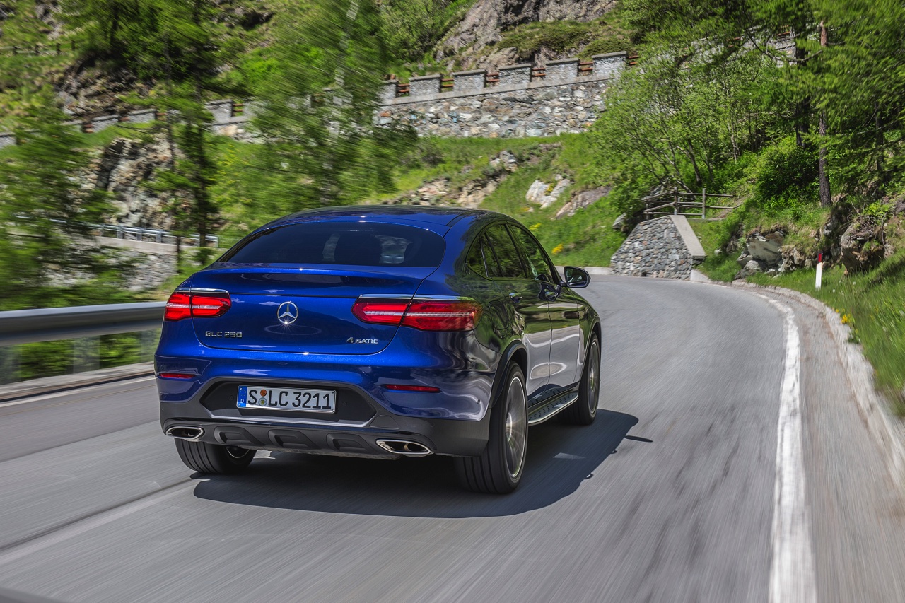 Autotest Mercedes GLC Coup, de sportiever ogende en dynamischer rijdende versie van de GLC SUV. We rijden de eerste kilometers met de GLC 250d, 350d en GLC 350e plug-in hybride.