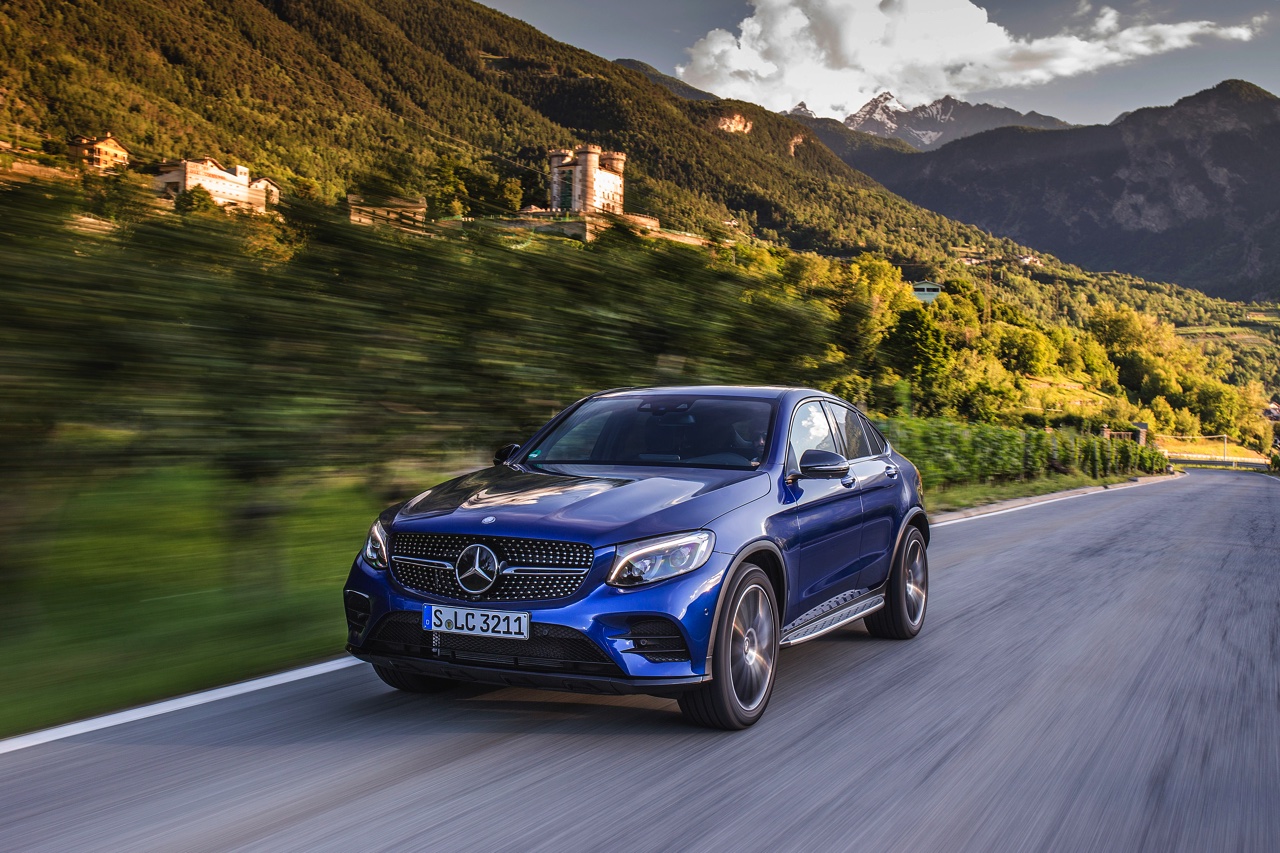Autotest Mercedes GLC Coup, de sportiever ogende en dynamischer rijdende versie van de GLC SUV. We rijden de eerste kilometers met de GLC 250d, 350d en GLC 350e plug-in hybride.