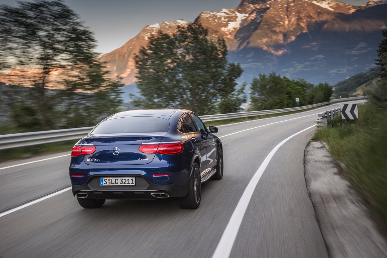 Autotest Mercedes GLC Coup, de sportiever ogende en dynamischer rijdende versie van de GLC SUV. We rijden de eerste kilometers met de GLC 250d, 350d en GLC 350e plug-in hybride.