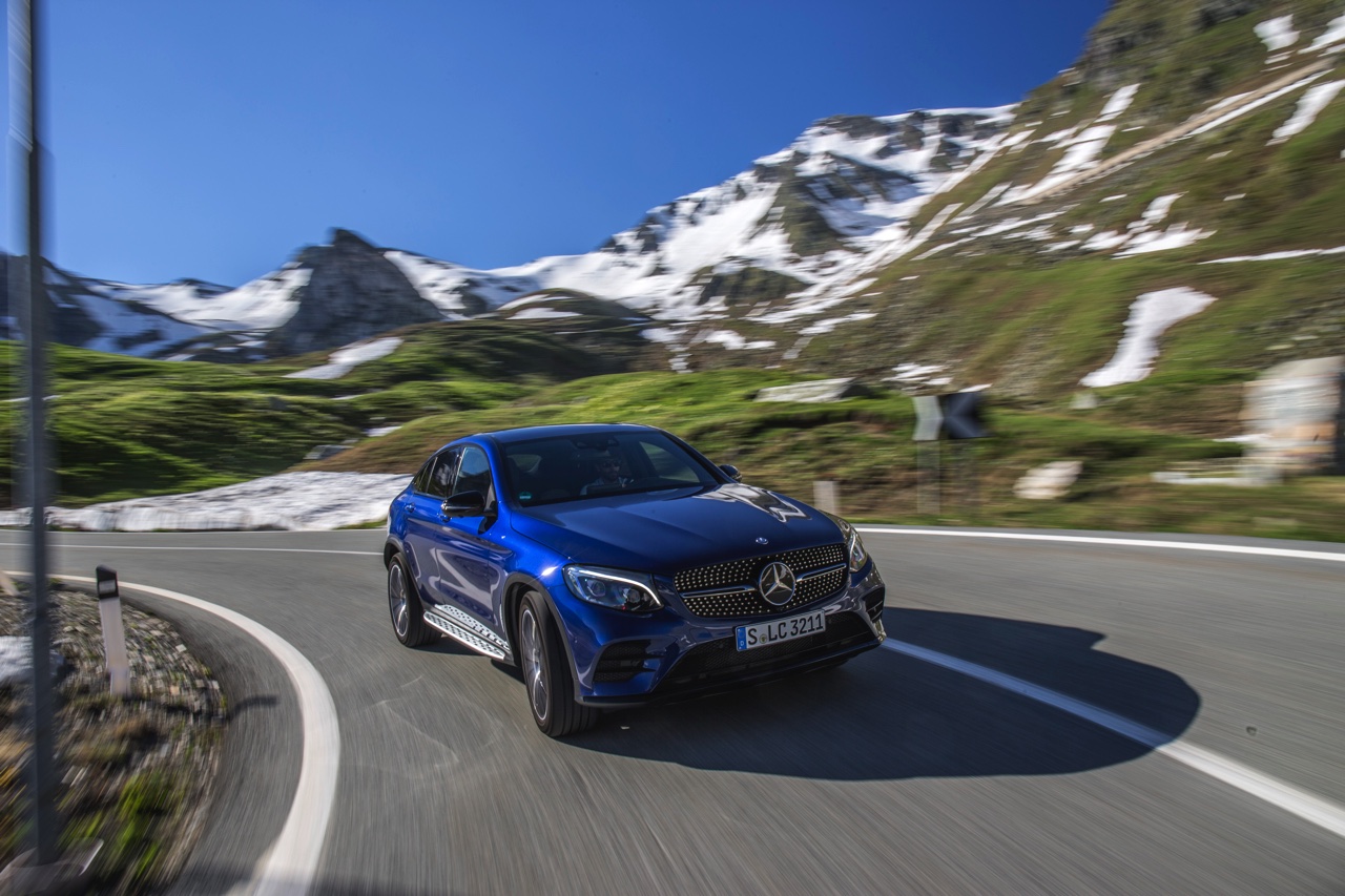 Autotest Mercedes GLC Coup, de sportiever ogende en dynamischer rijdende versie van de GLC SUV. We rijden de eerste kilometers met de GLC 250d, 350d en GLC 350e plug-in hybride.