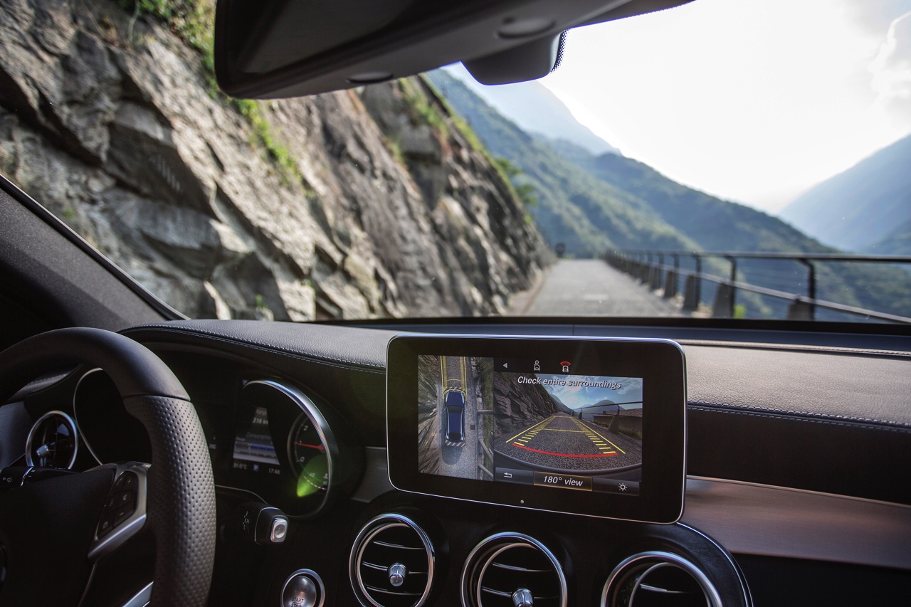 Autotest Mercedes GLC Coup, de sportiever ogende en dynamischer rijdende versie van de GLC SUV. We rijden de eerste kilometers met de GLC 250d, 350d en GLC 350e plug-in hybride.