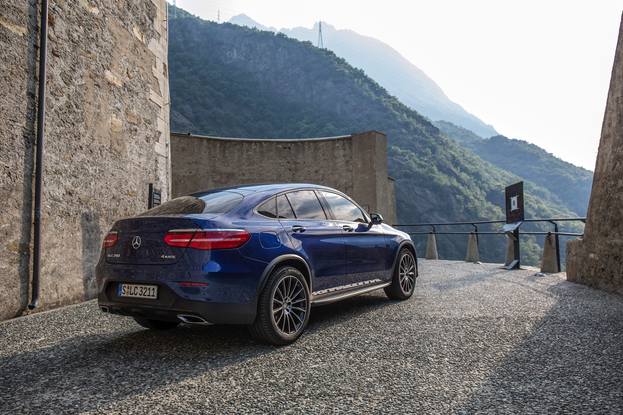 Autotest Mercedes GLC Coup, de sportiever ogende en dynamischer rijdende versie van de GLC SUV. We rijden de eerste kilometers met de GLC 250d, 350d en GLC 350e plug-in hybride.