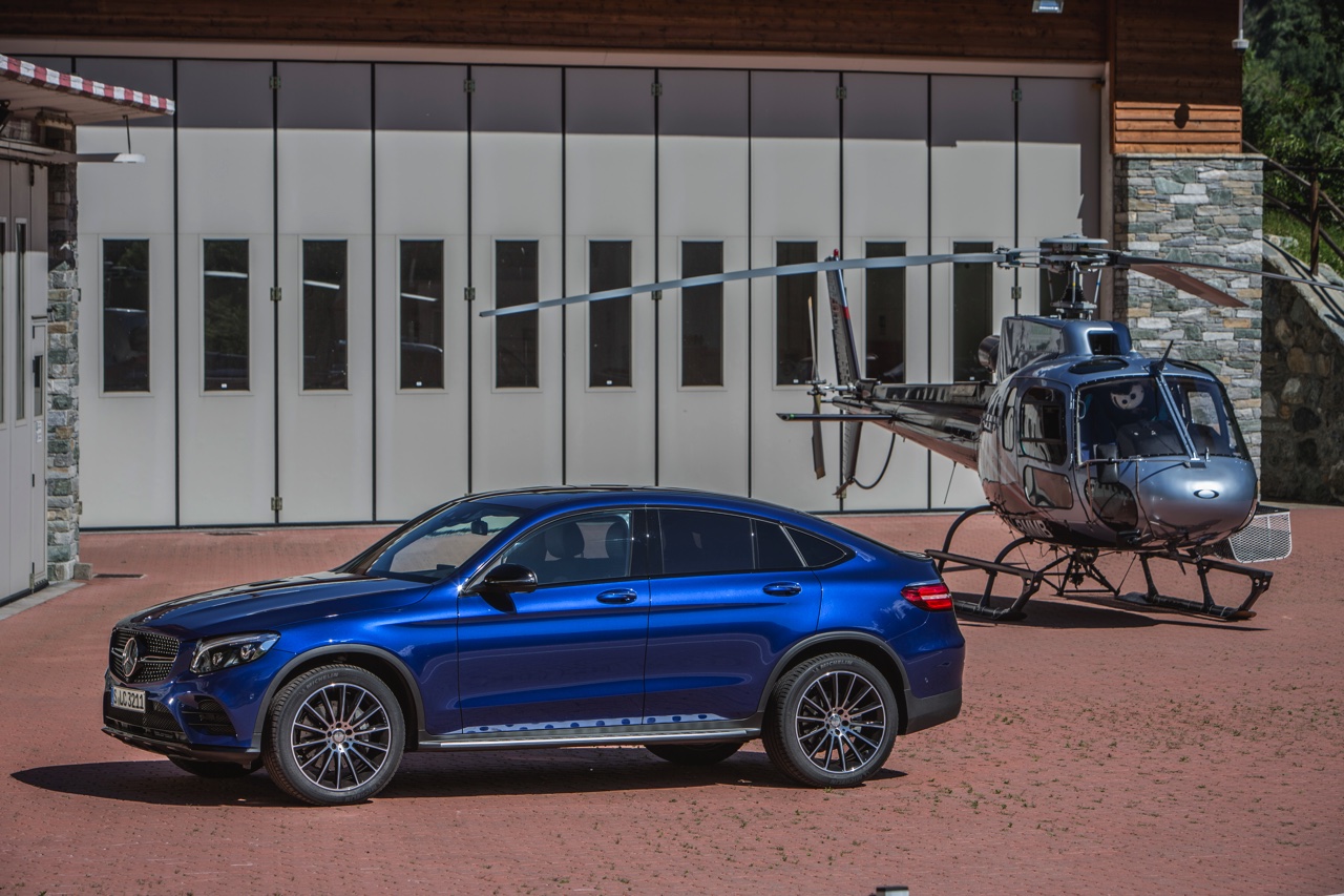 Autotest Mercedes GLC Coup, de sportiever ogende en dynamischer rijdende versie van de GLC SUV. We rijden de eerste kilometers met de GLC 250d, 350d en GLC 350e plug-in hybride.