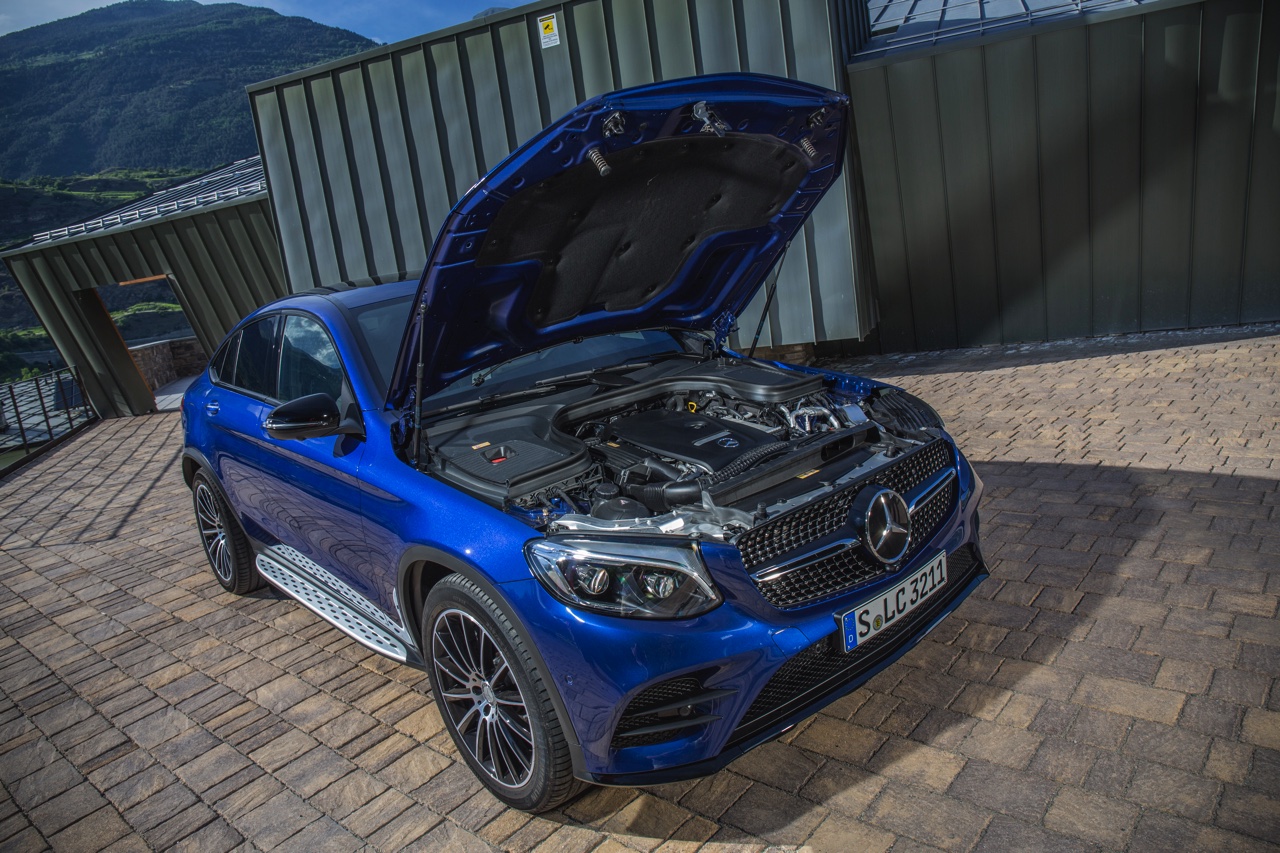 Autotest Mercedes GLC Coup, de sportiever ogende en dynamischer rijdende versie van de GLC SUV. We rijden de eerste kilometers met de GLC 250d, 350d en GLC 350e plug-in hybride.