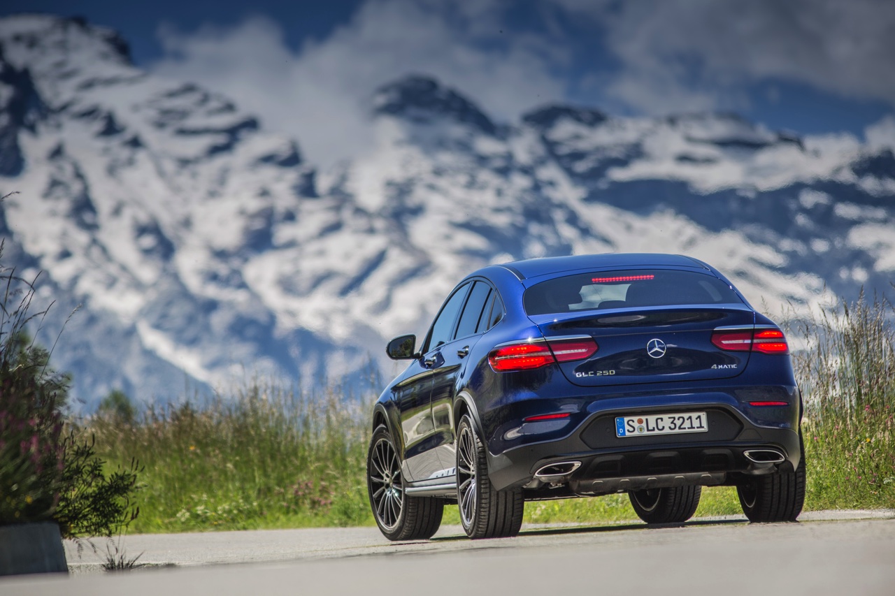 Autotest Mercedes GLC Coup, de sportiever ogende en dynamischer rijdende versie van de GLC SUV. We rijden de eerste kilometers met de GLC 250d, 350d en GLC 350e plug-in hybride.