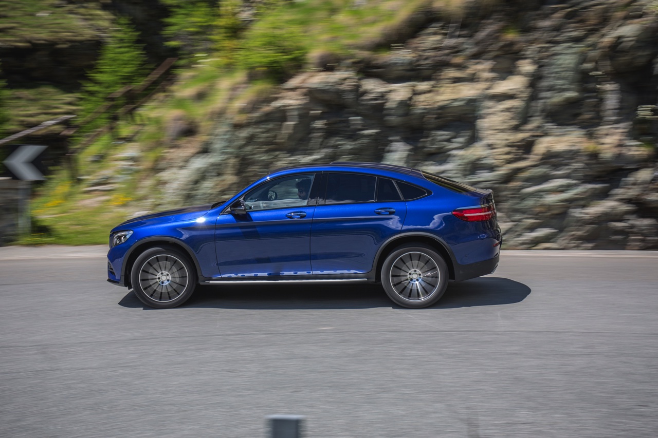 Autotest Mercedes GLC Coup, de sportiever ogende en dynamischer rijdende versie van de GLC SUV. We rijden de eerste kilometers met de GLC 250d, 350d en GLC 350e plug-in hybride.