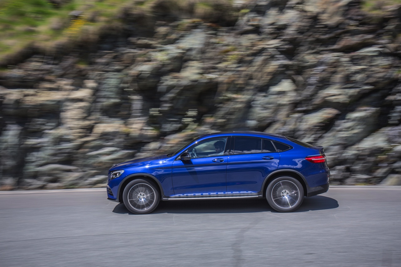 Autotest Mercedes GLC Coup, de sportiever ogende en dynamischer rijdende versie van de GLC SUV. We rijden de eerste kilometers met de GLC 250d, 350d en GLC 350e plug-in hybride.