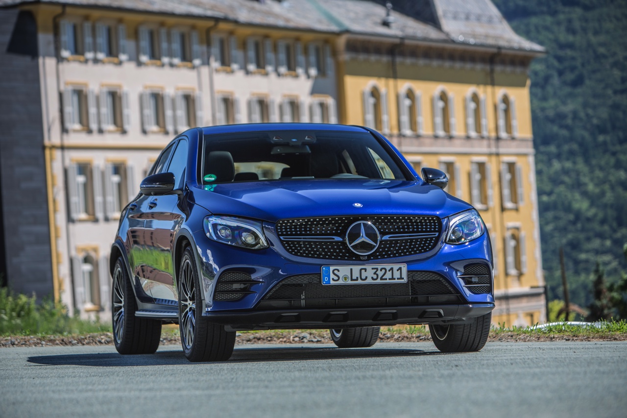 Autotest Mercedes GLC Coup, de sportiever ogende en dynamischer rijdende versie van de GLC SUV. We rijden de eerste kilometers met de GLC 250d, 350d en GLC 350e plug-in hybride.