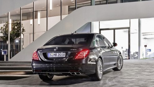 Even geen gezeur over lage bijtelling en CO2-uitstoot. Mercedes heeft namelijk de nieuwe S 65 AMG onthuld met een lekker dikker 6.0 liter V12 onder de kap.