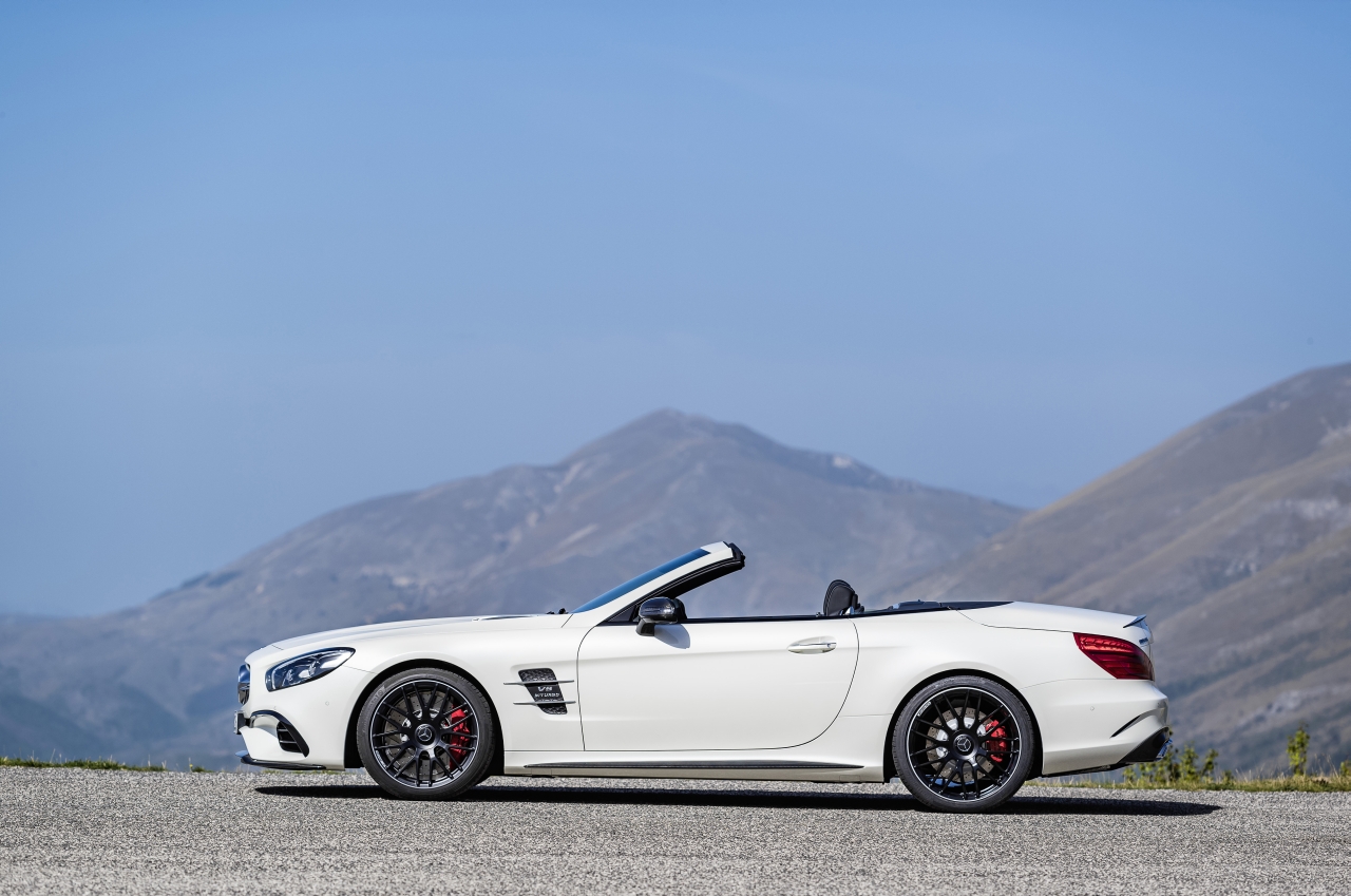 De facelift van de Mercedes SL maakt de legendarische roadster nog sportiever en stijlvoller. Het 2016-model maakt zijn debuut op de Los Angeles Motor Show.
