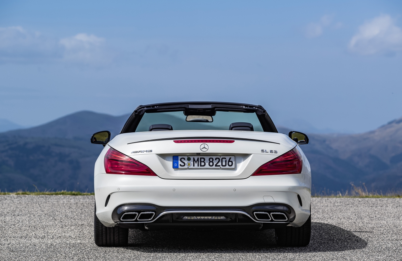De facelift van de Mercedes SL maakt de legendarische roadster nog sportiever en stijlvoller. Het 2016-model maakt zijn debuut op de Los Angeles Motor Show.