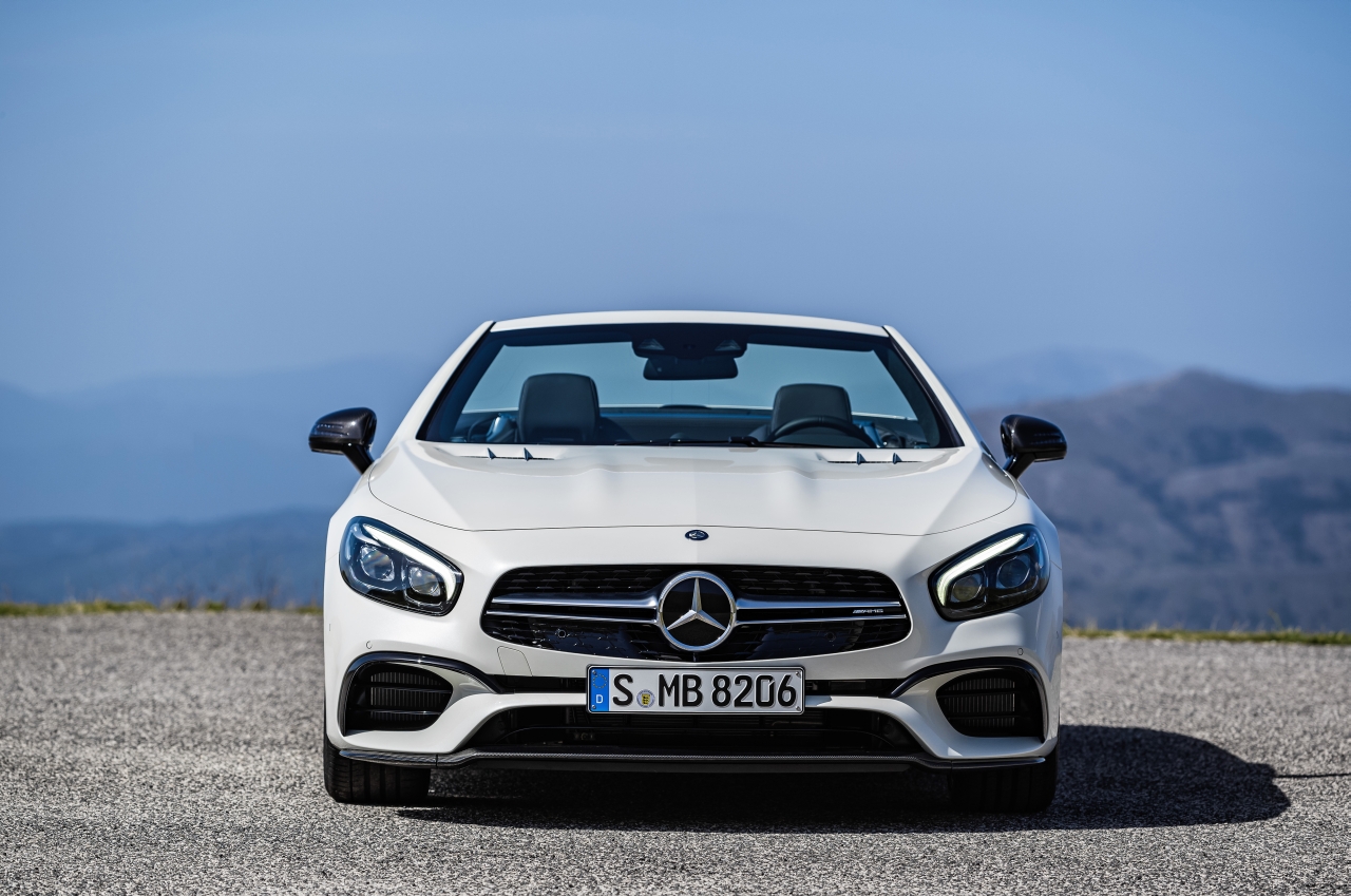De facelift van de Mercedes SL maakt de legendarische roadster nog sportiever en stijlvoller. Het 2016-model maakt zijn debuut op de Los Angeles Motor Show.