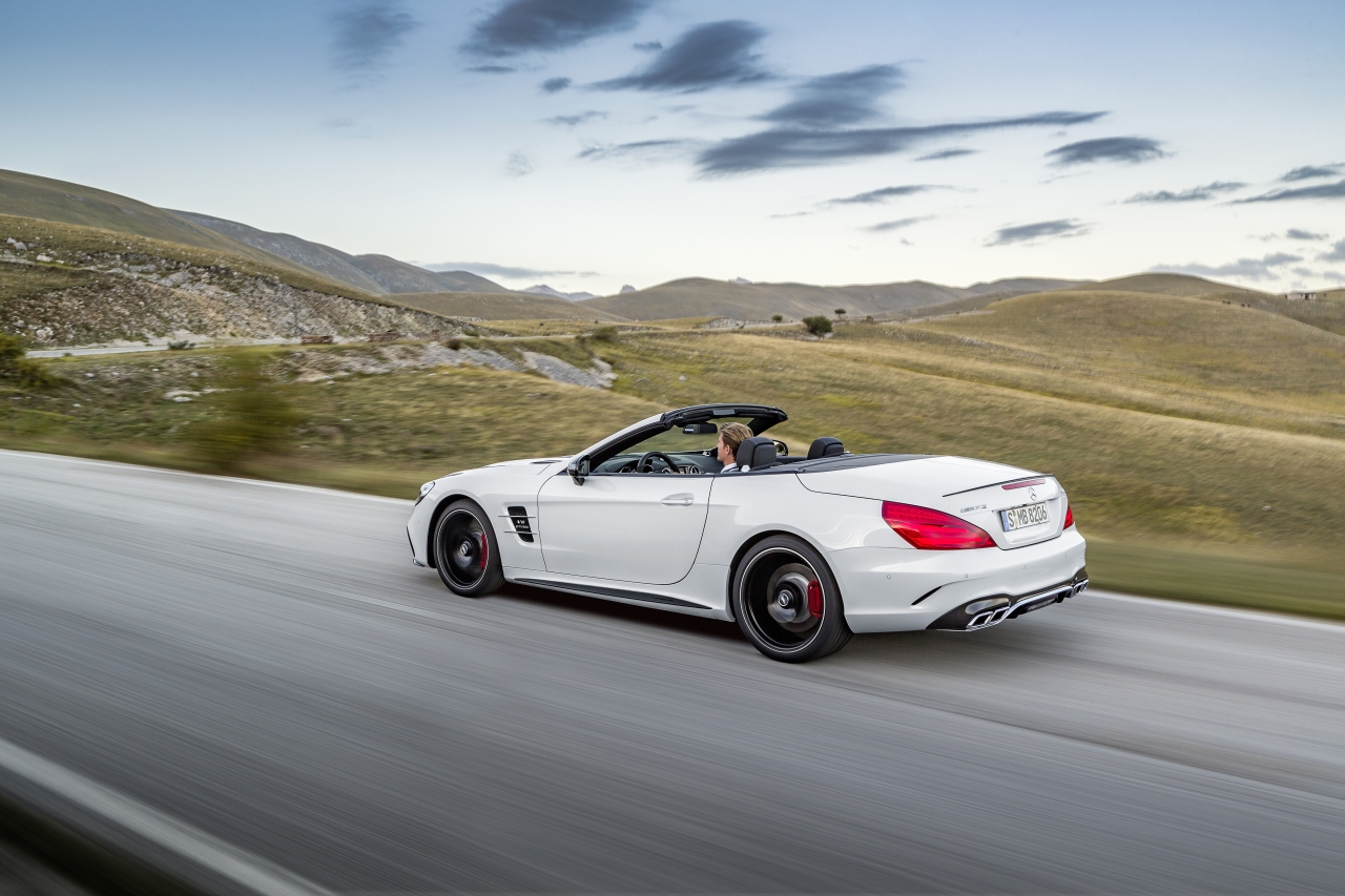 De facelift van de Mercedes SL maakt de legendarische roadster nog sportiever en stijlvoller. Het 2016-model maakt zijn debuut op de Los Angeles Motor Show.