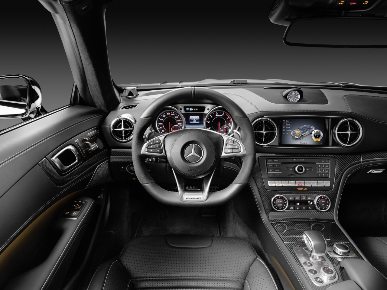 De facelift van de Mercedes SL maakt de legendarische roadster nog sportiever en stijlvoller. Het 2016-model maakt zijn debuut op de Los Angeles Motor Show.