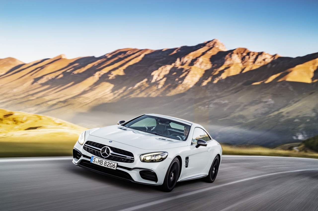 De facelift van de Mercedes SL maakt de legendarische roadster nog sportiever en stijlvoller. Het 2016-model maakt zijn debuut op de Los Angeles Motor Show.
