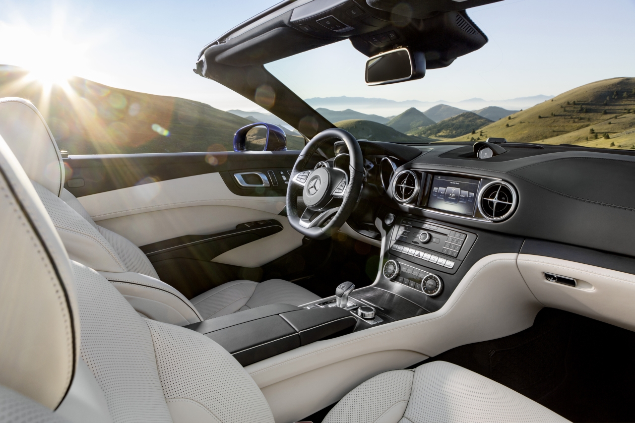 De facelift van de Mercedes SL maakt de legendarische roadster nog sportiever en stijlvoller. Het 2016-model maakt zijn debuut op de Los Angeles Motor Show.