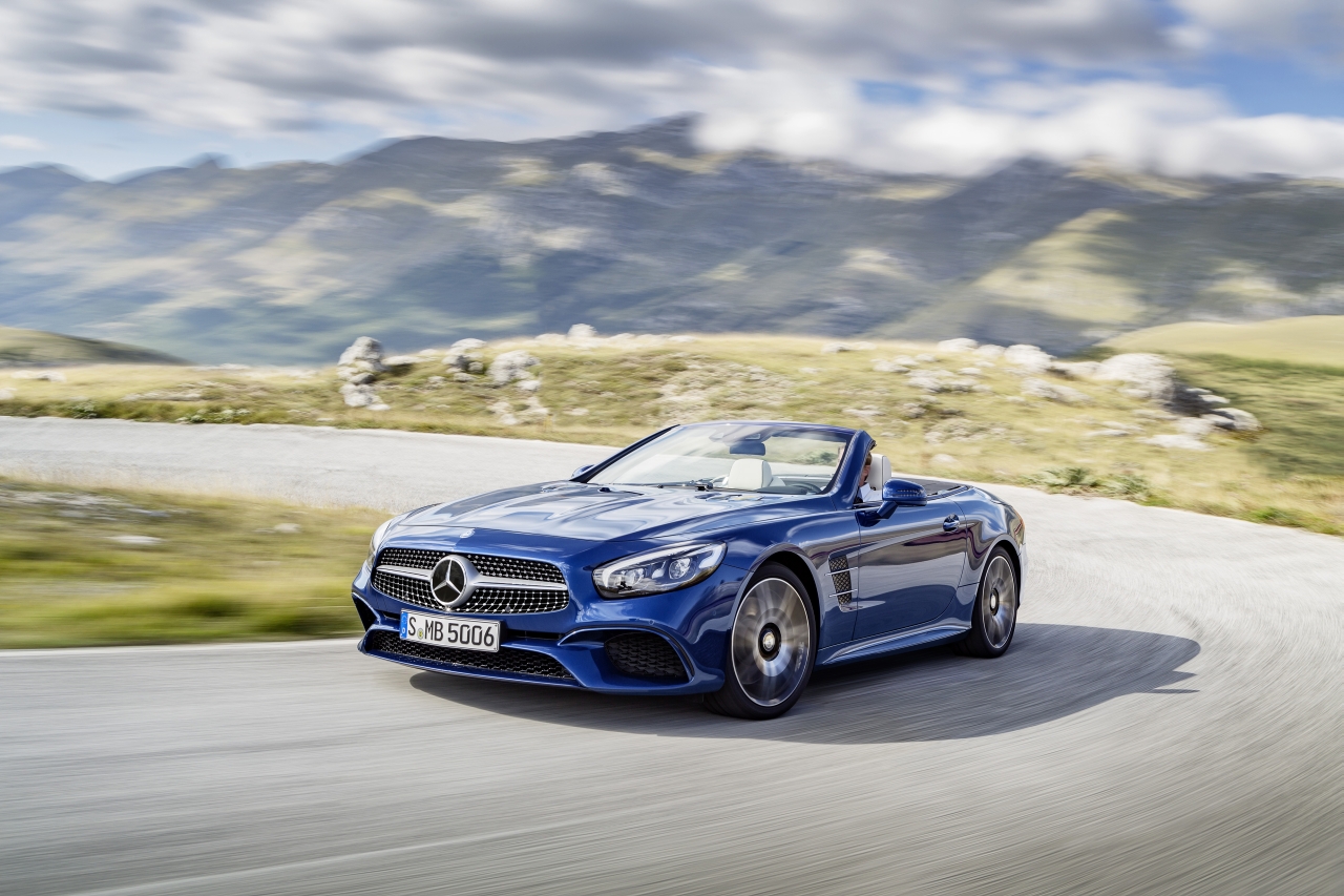 De facelift van de Mercedes SL maakt de legendarische roadster nog sportiever en stijlvoller. Het 2016-model maakt zijn debuut op de Los Angeles Motor Show.