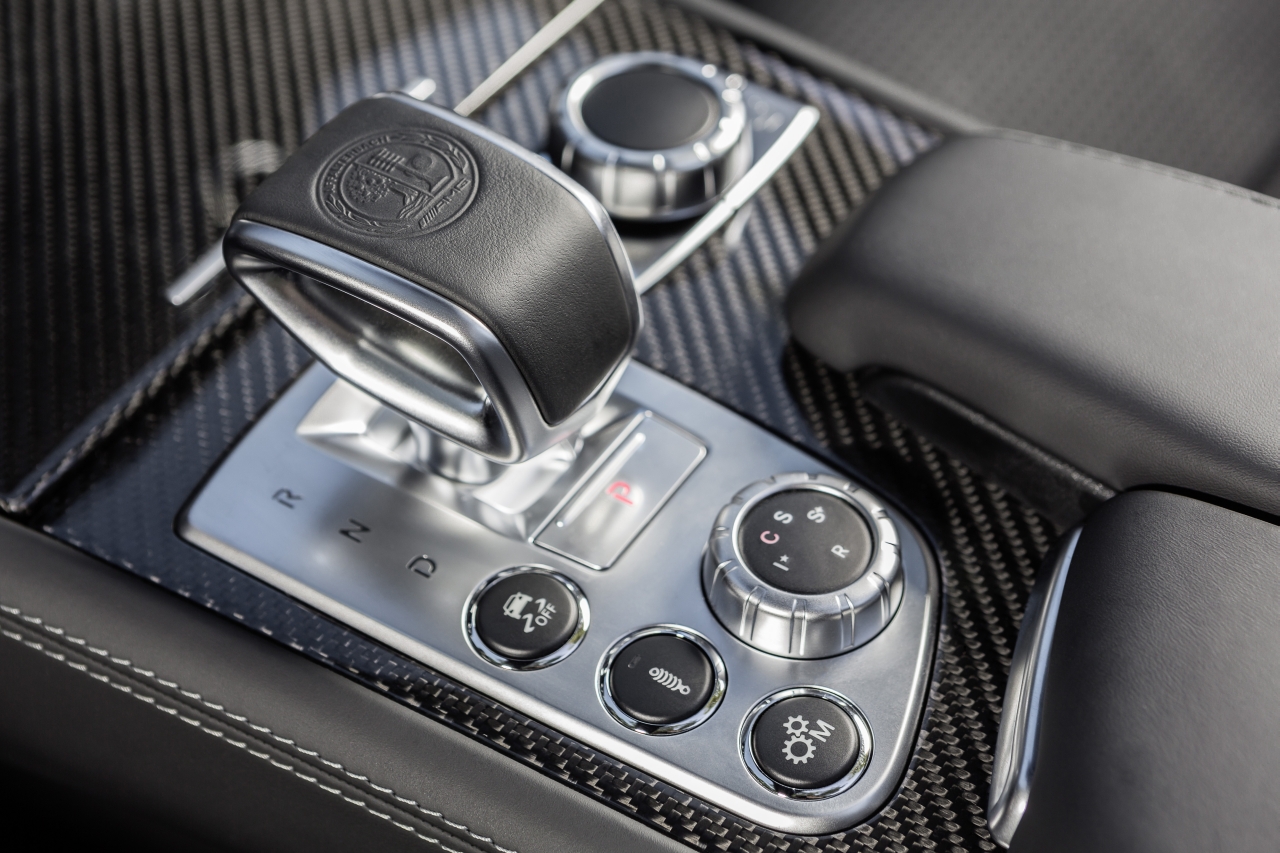 De facelift van de Mercedes SL maakt de legendarische roadster nog sportiever en stijlvoller. Het 2016-model maakt zijn debuut op de Los Angeles Motor Show.