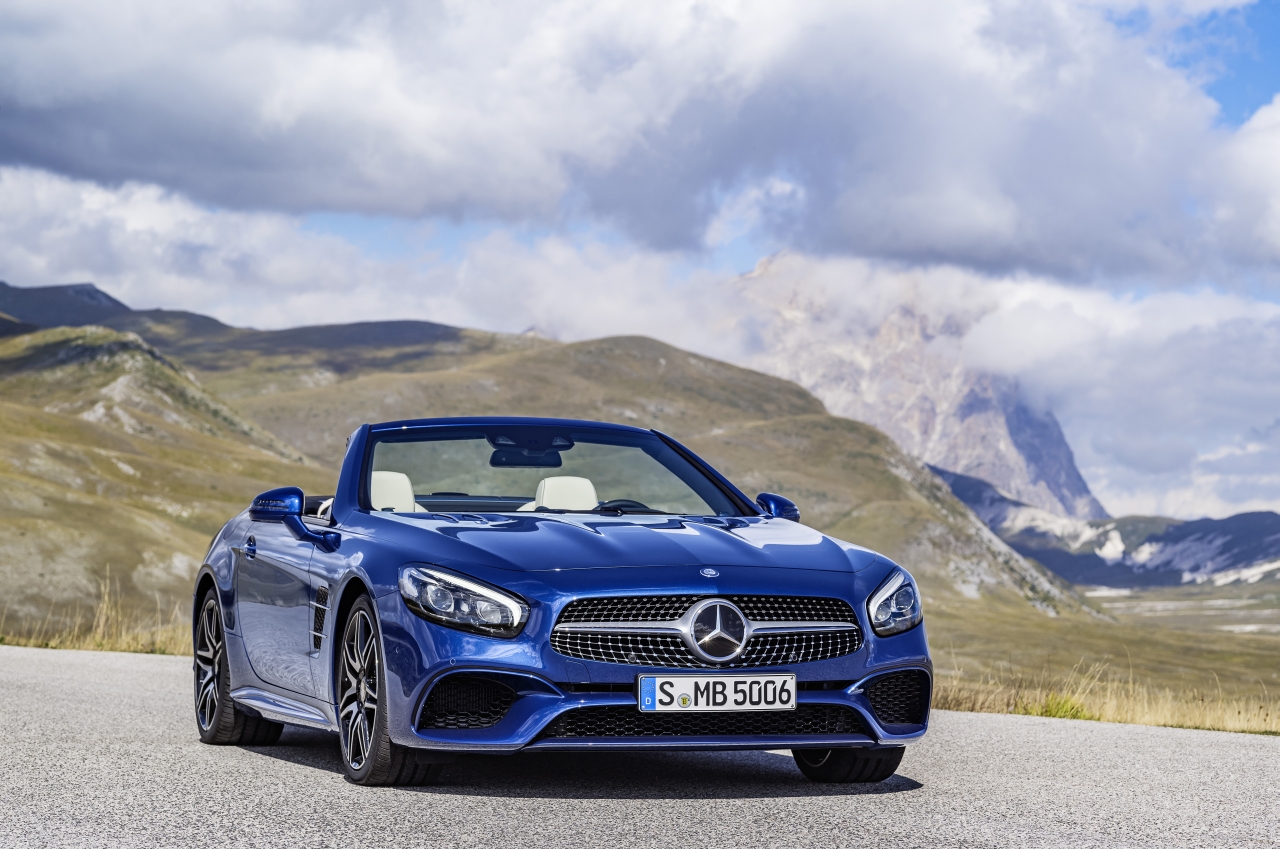 De facelift van de Mercedes SL maakt de legendarische roadster nog sportiever en stijlvoller. Het 2016-model maakt zijn debuut op de Los Angeles Motor Show.