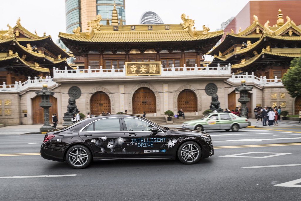 Mercedes is met de Intelligent World Drive actief in China. In Shanghai worden autonoom rijdende S-klasse getest onder specifieke omstandigheden.