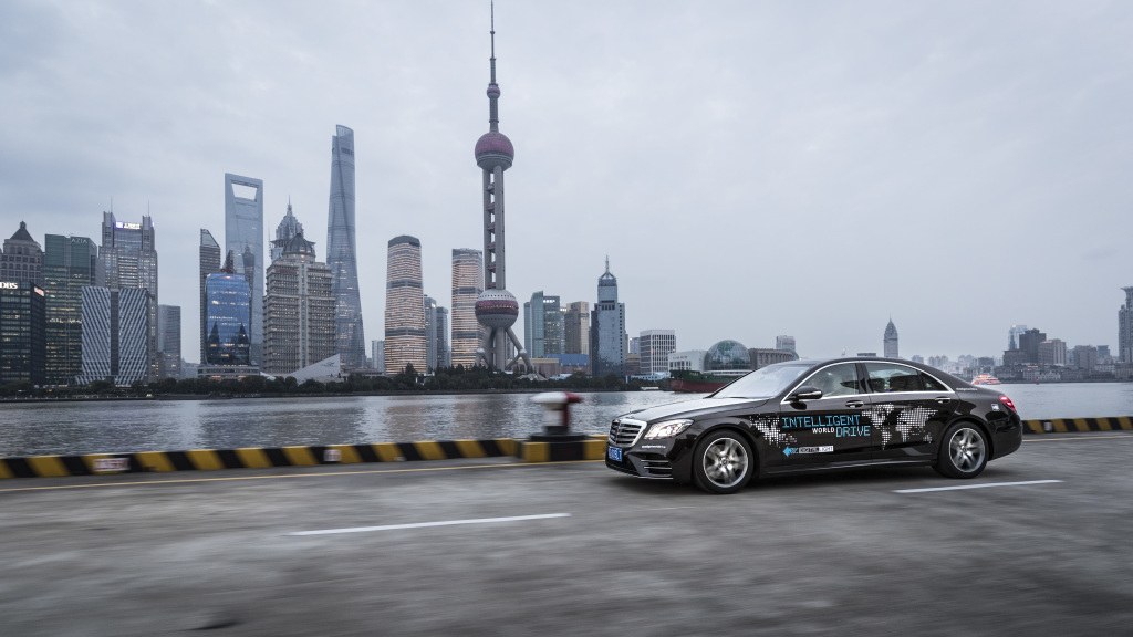 Mercedes is met de Intelligent World Drive actief in China. In Shanghai worden autonoom rijdende S-klasse getest onder specifieke omstandigheden.
