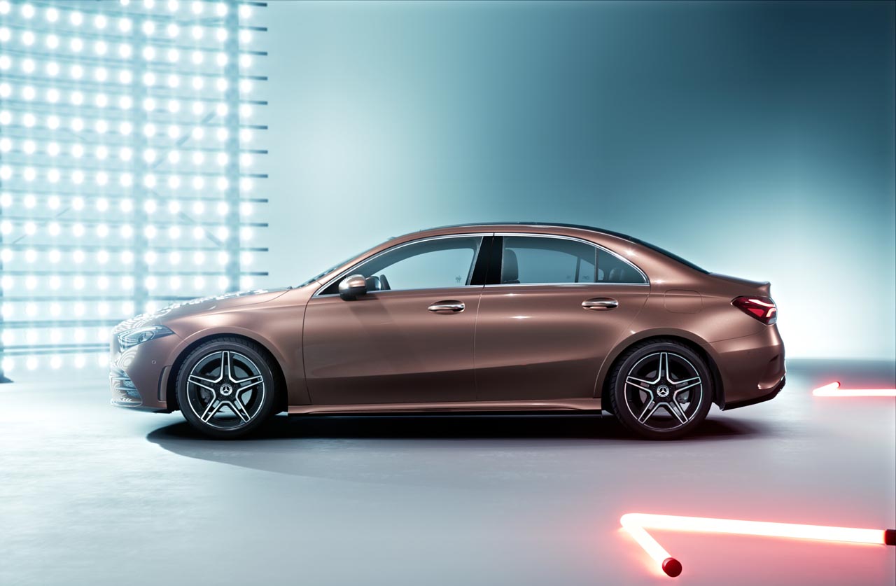 Mercedes brengt speciaal voor China een verlengde A-klasse sedan.