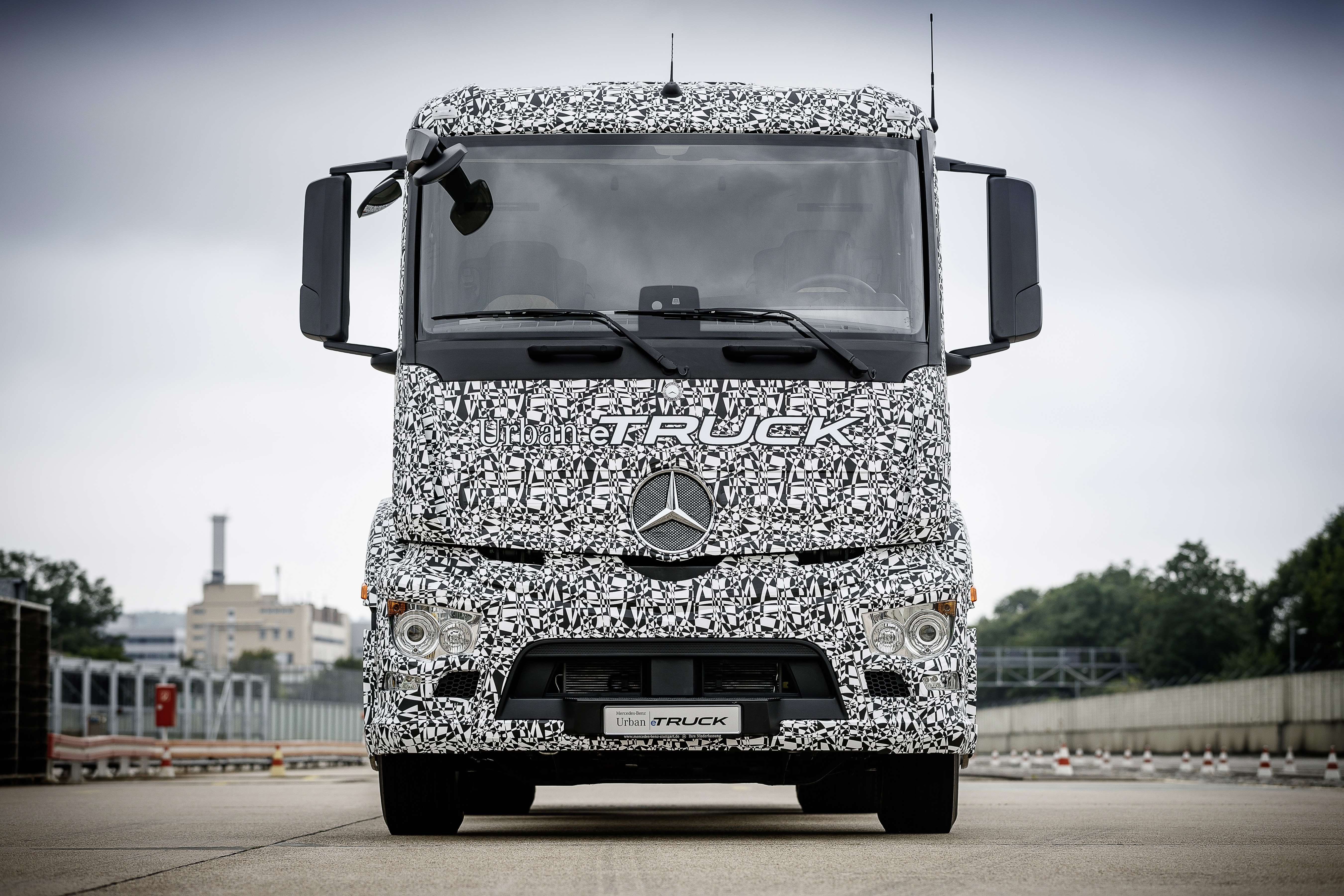 Elektrische mobiliteit zien we in allerlei soorten en maten. Mercedes waagt na elektrische auto's en elektrische bedrijfswagens ook de stap naar de elektrische vrachtwagen, de Urban eTruck.