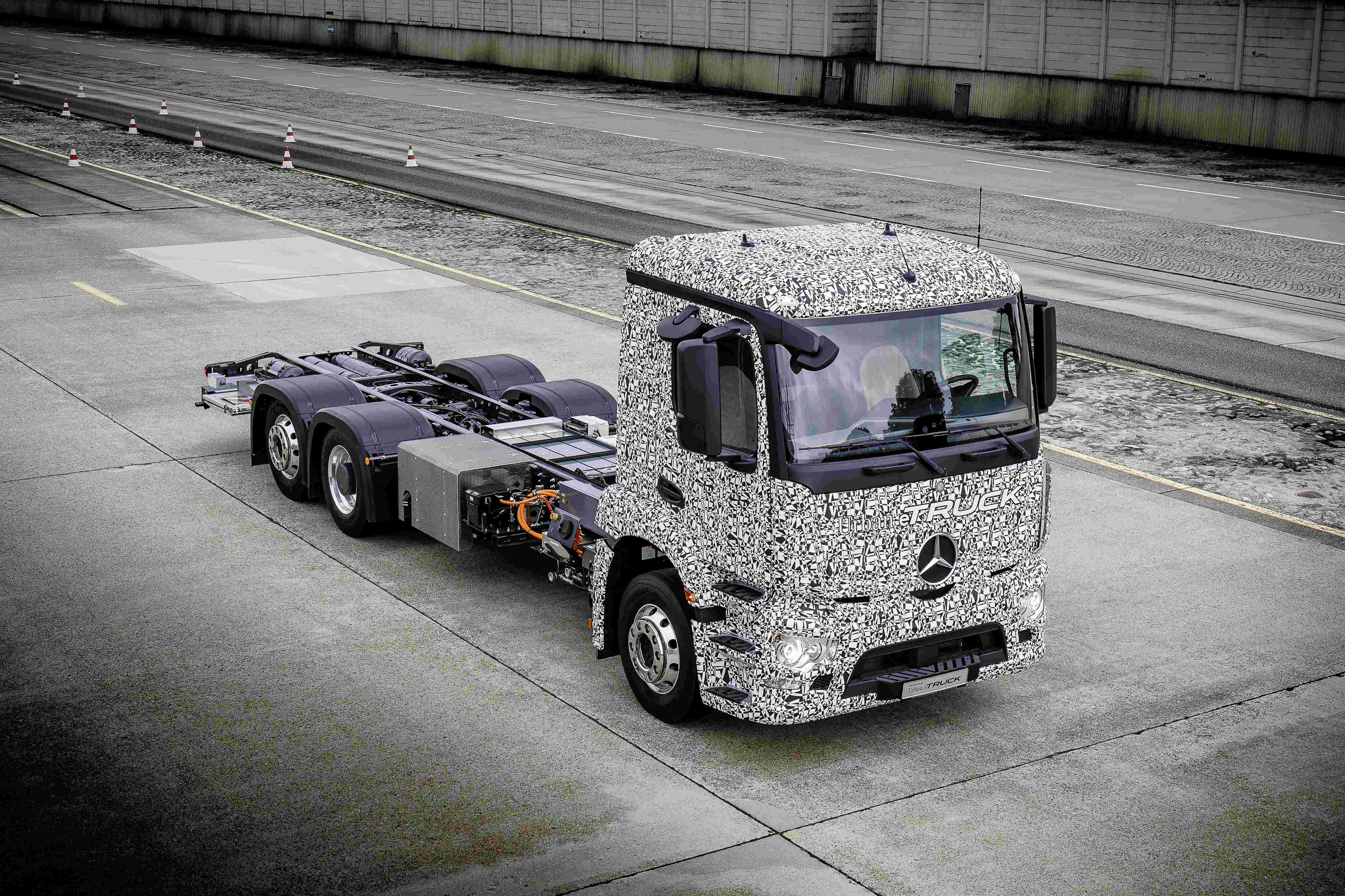 Elektrische mobiliteit zien we in allerlei soorten en maten. Mercedes waagt na elektrische auto's en elektrische bedrijfswagens ook de stap naar de elektrische vrachtwagen, de Urban eTruck.