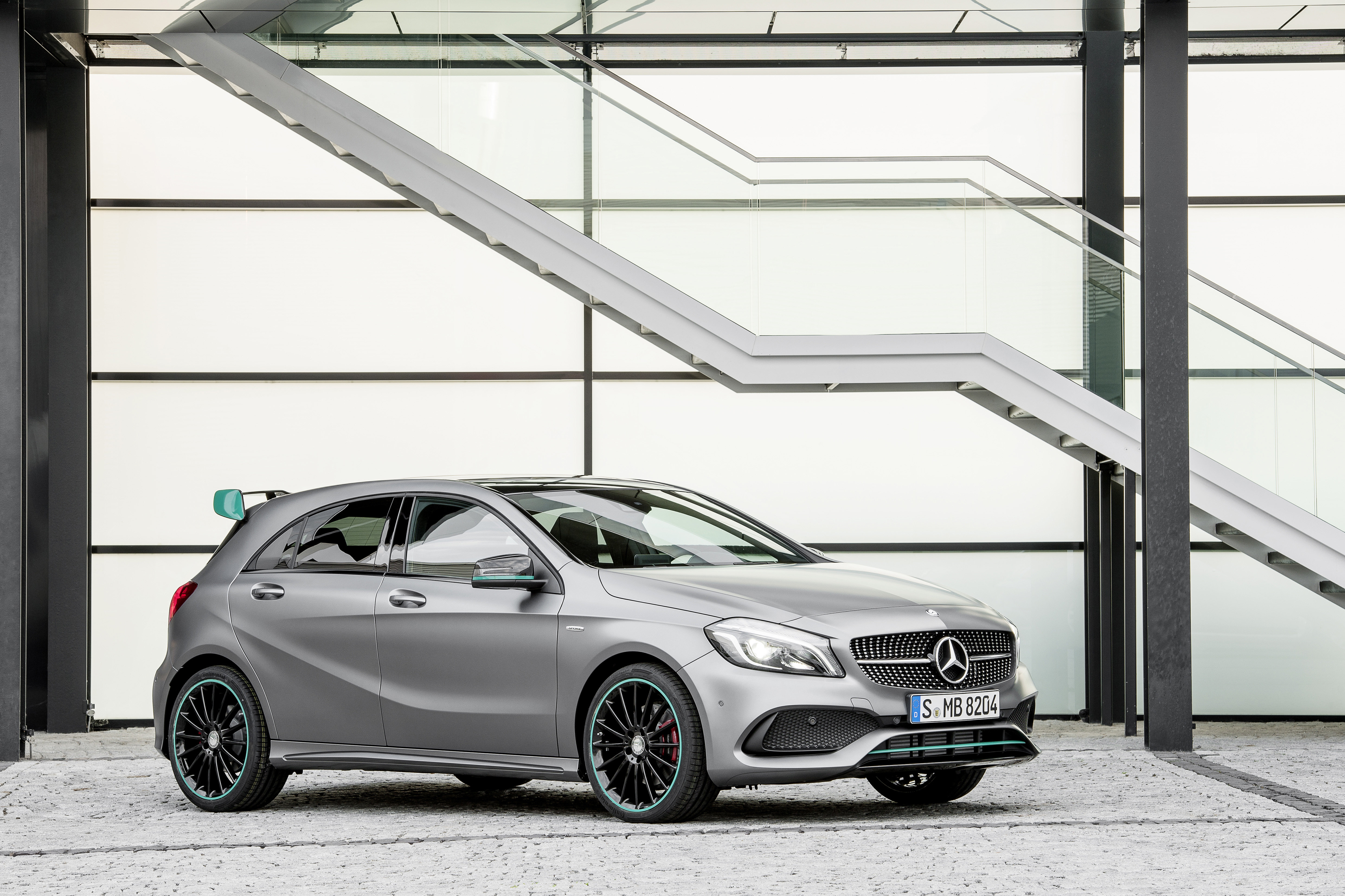 De Mercedes-Benz A-Klasse gaat nog maar drie jaar mee, maar krijgt nu al een kleine facelift. Aan het uiterlijk verandert er weinig, maar onderhuids is het grotendeels een compleet andere auto.