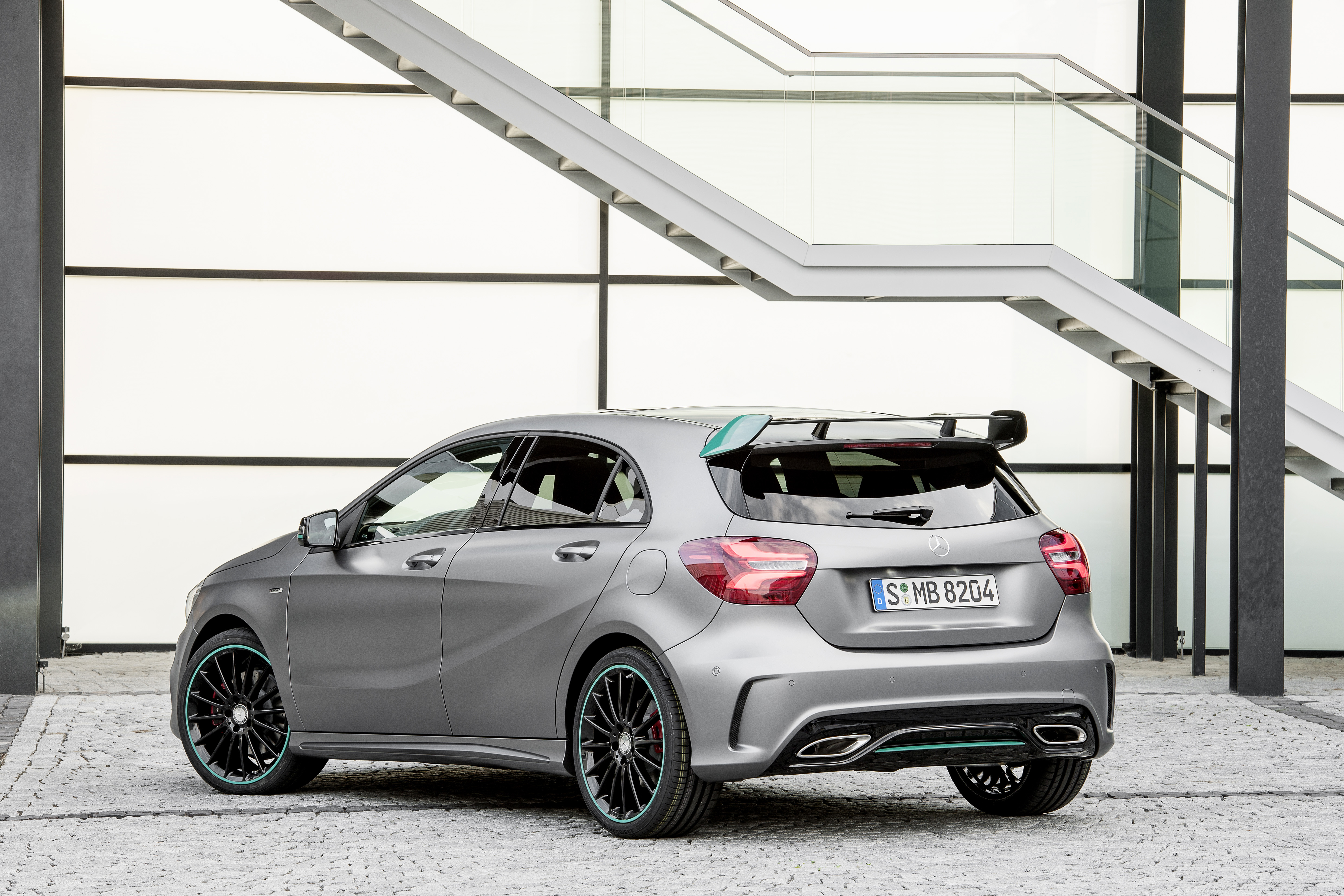 De Mercedes-Benz A-Klasse gaat nog maar drie jaar mee, maar krijgt nu al een kleine facelift. Aan het uiterlijk verandert er weinig, maar onderhuids is het grotendeels een compleet andere auto.