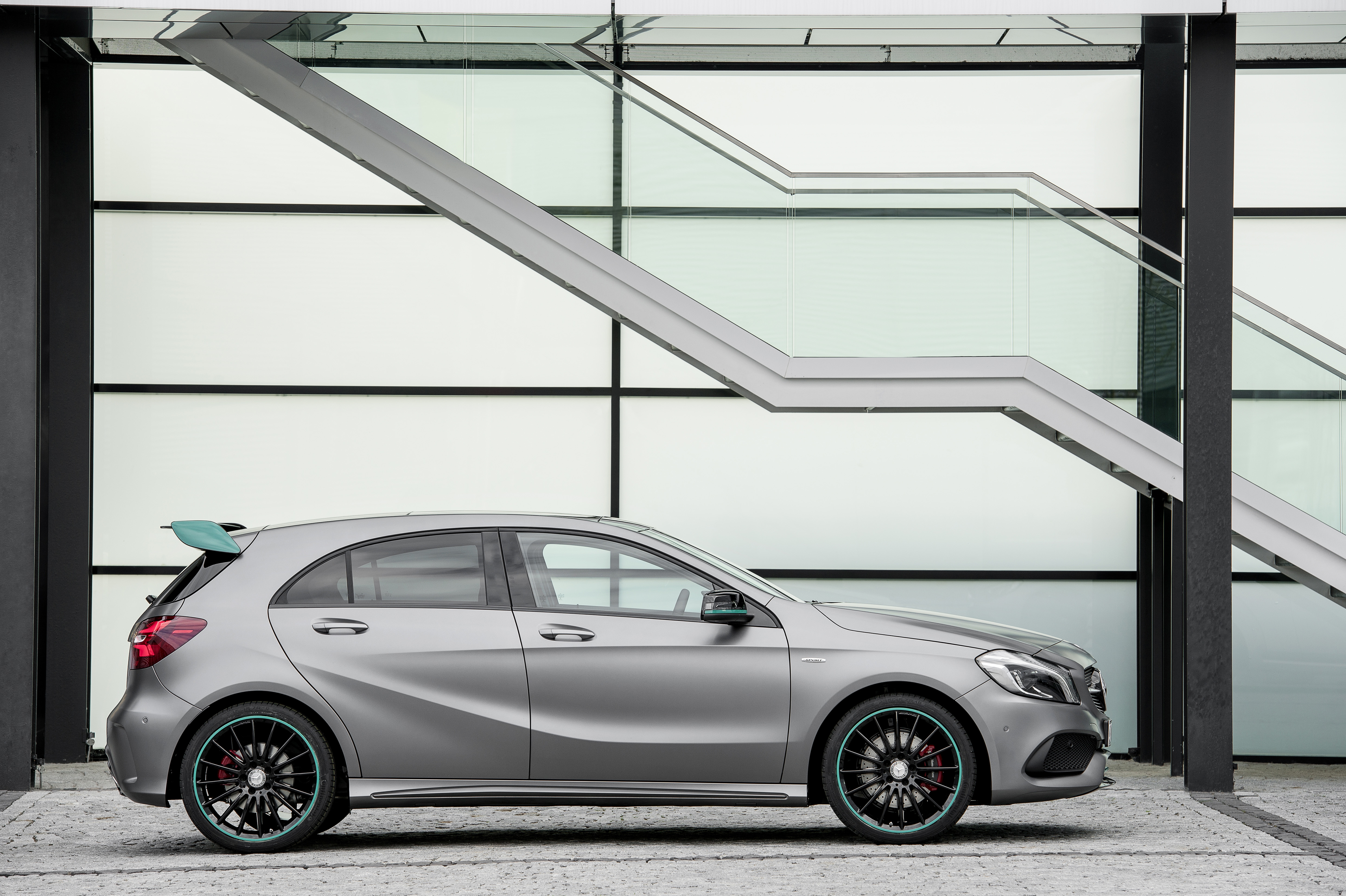 De Mercedes-Benz A-Klasse gaat nog maar drie jaar mee, maar krijgt nu al een kleine facelift. Aan het uiterlijk verandert er weinig, maar onderhuids is het grotendeels een compleet andere auto.