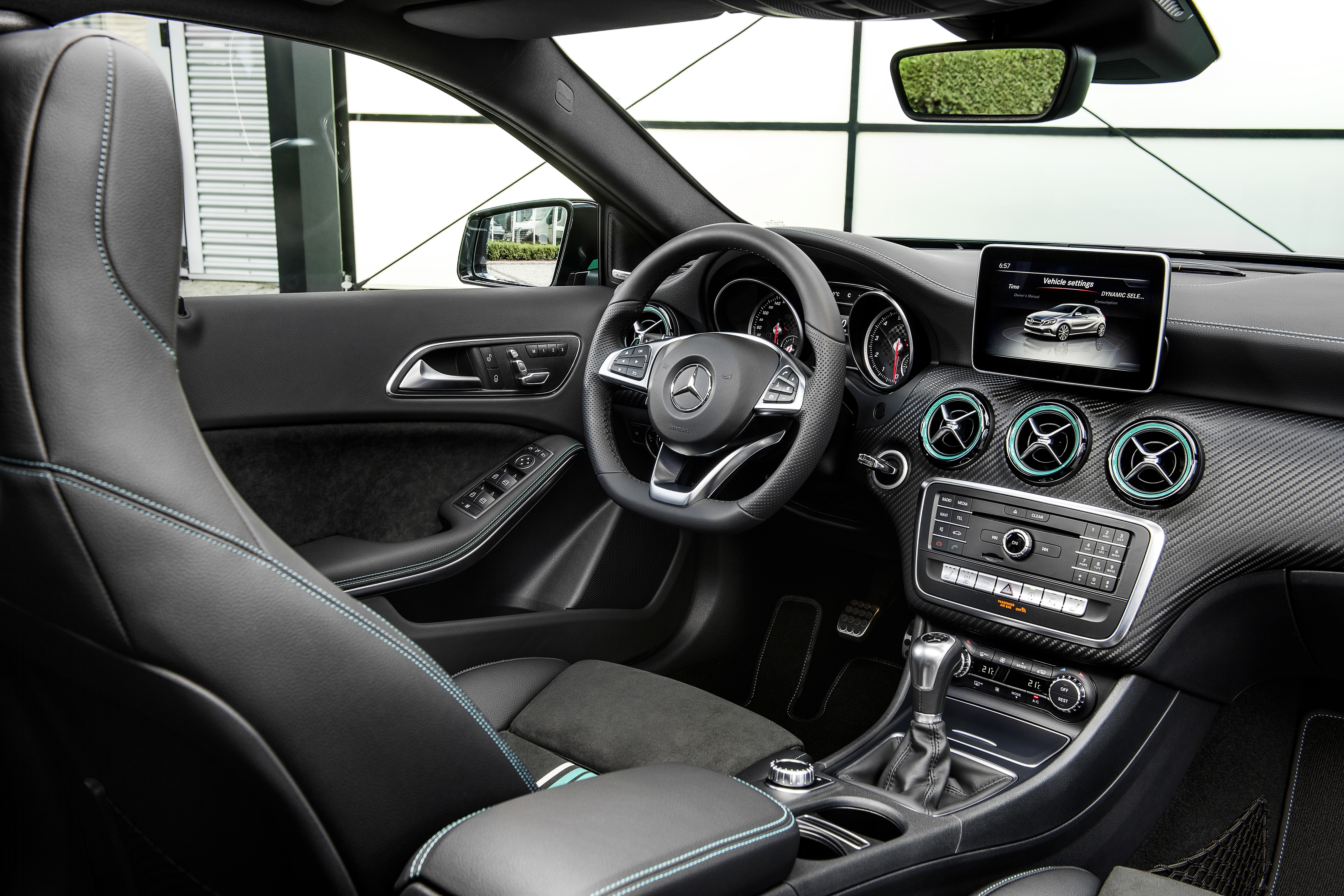 De Mercedes-Benz A-Klasse gaat nog maar drie jaar mee, maar krijgt nu al een kleine facelift. Aan het uiterlijk verandert er weinig, maar onderhuids is het grotendeels een compleet andere auto.