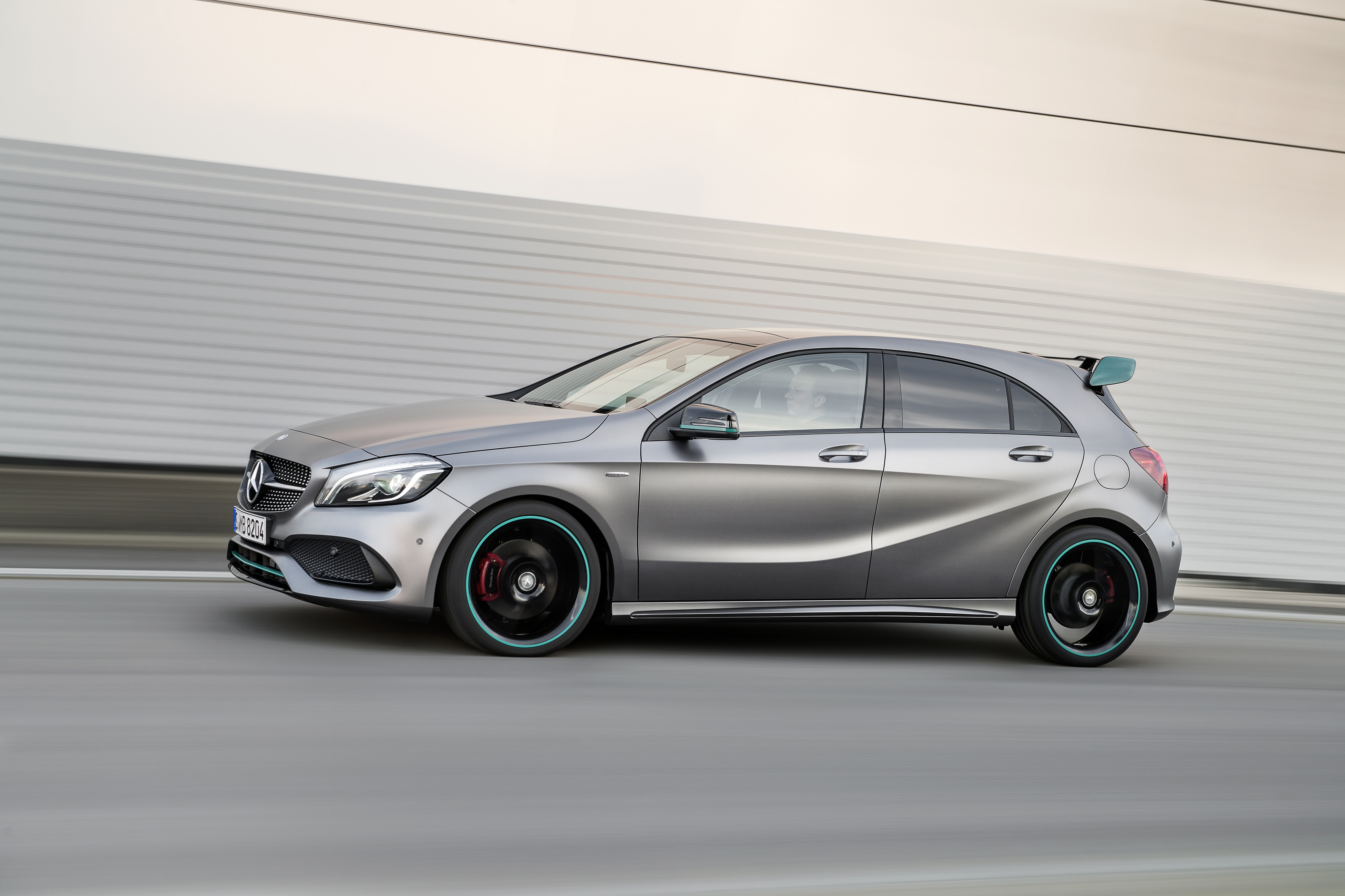 De Mercedes-Benz A-Klasse gaat nog maar drie jaar mee, maar krijgt nu al een kleine facelift. Aan het uiterlijk verandert er weinig, maar onderhuids is het grotendeels een compleet andere auto.
