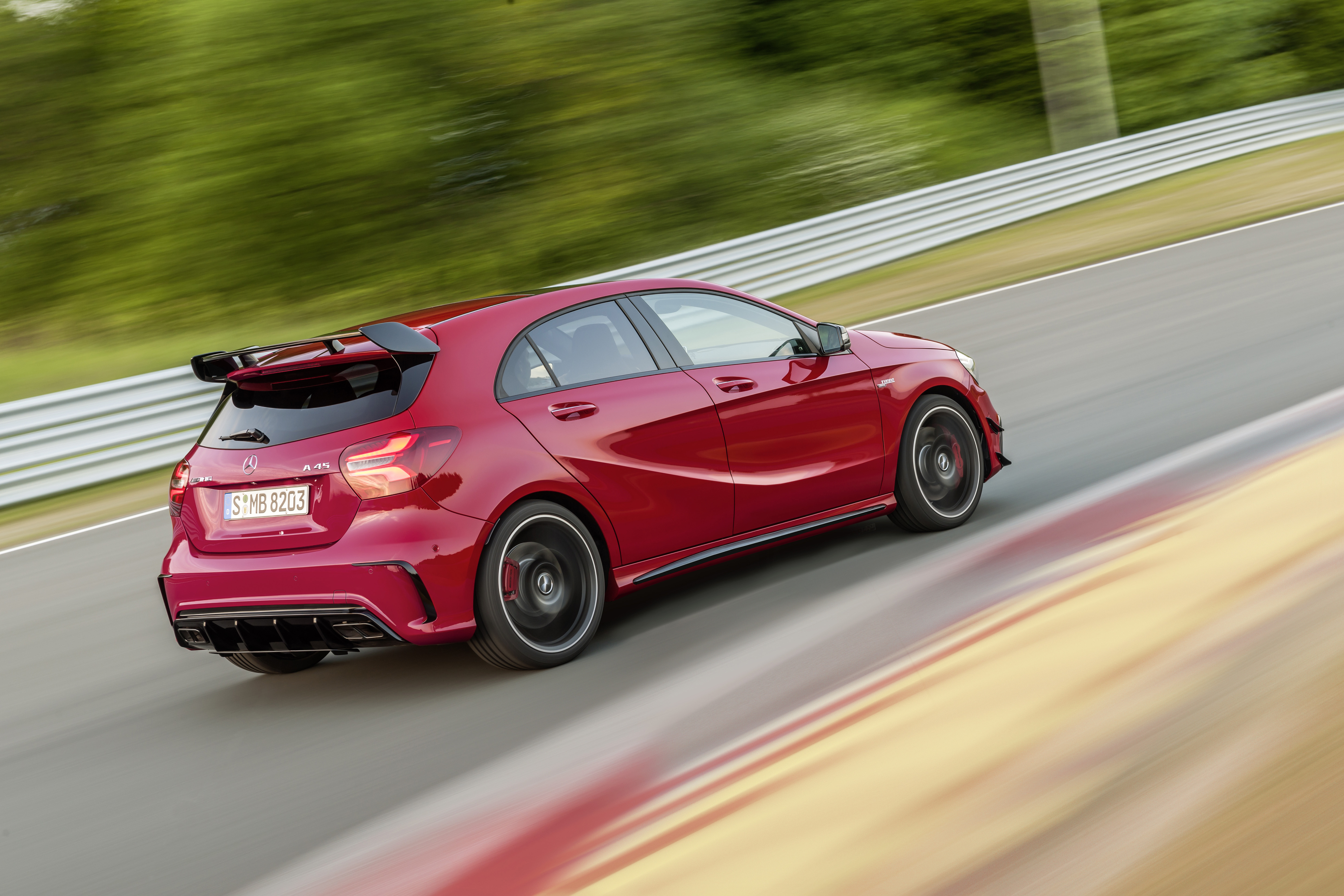 De Mercedes-Benz A-Klasse gaat nog maar drie jaar mee, maar krijgt nu al een kleine facelift. Aan het uiterlijk verandert er weinig, maar onderhuids is het grotendeels een compleet andere auto.