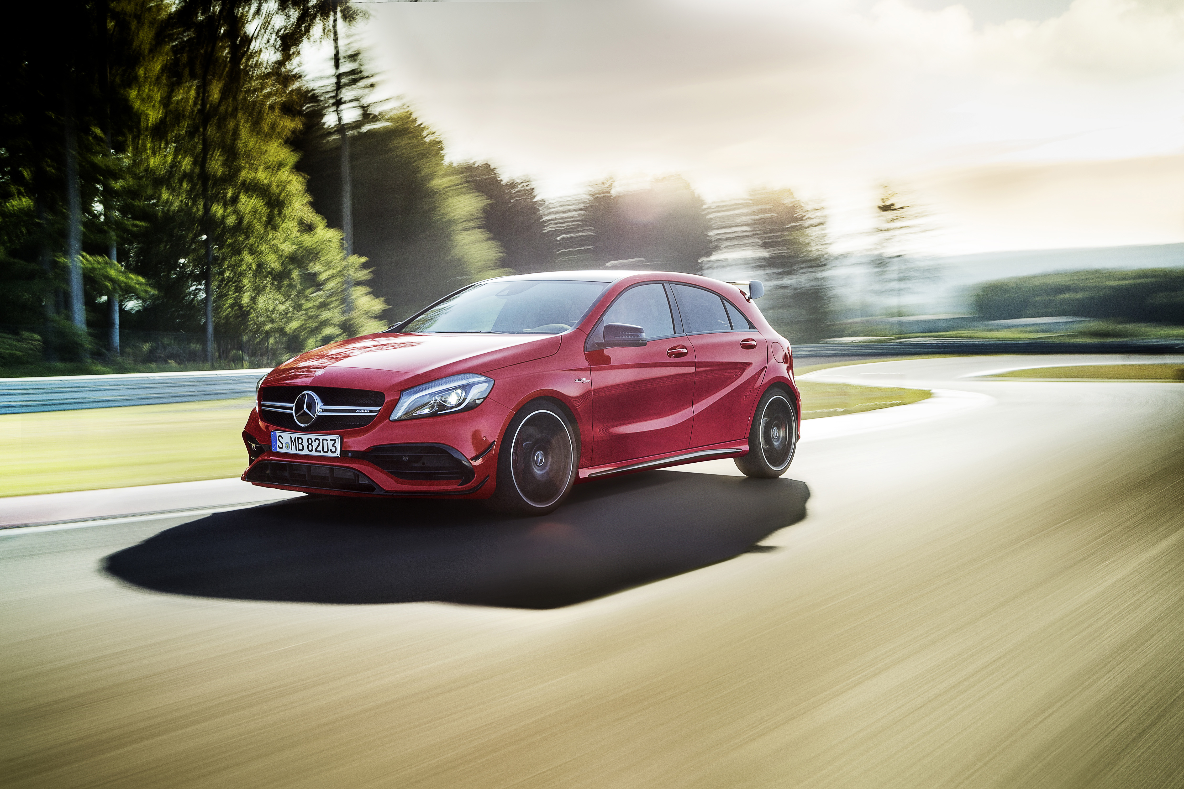 De Mercedes-Benz A-Klasse gaat nog maar drie jaar mee, maar krijgt nu al een kleine facelift. Aan het uiterlijk verandert er weinig, maar onderhuids is het grotendeels een compleet andere auto.