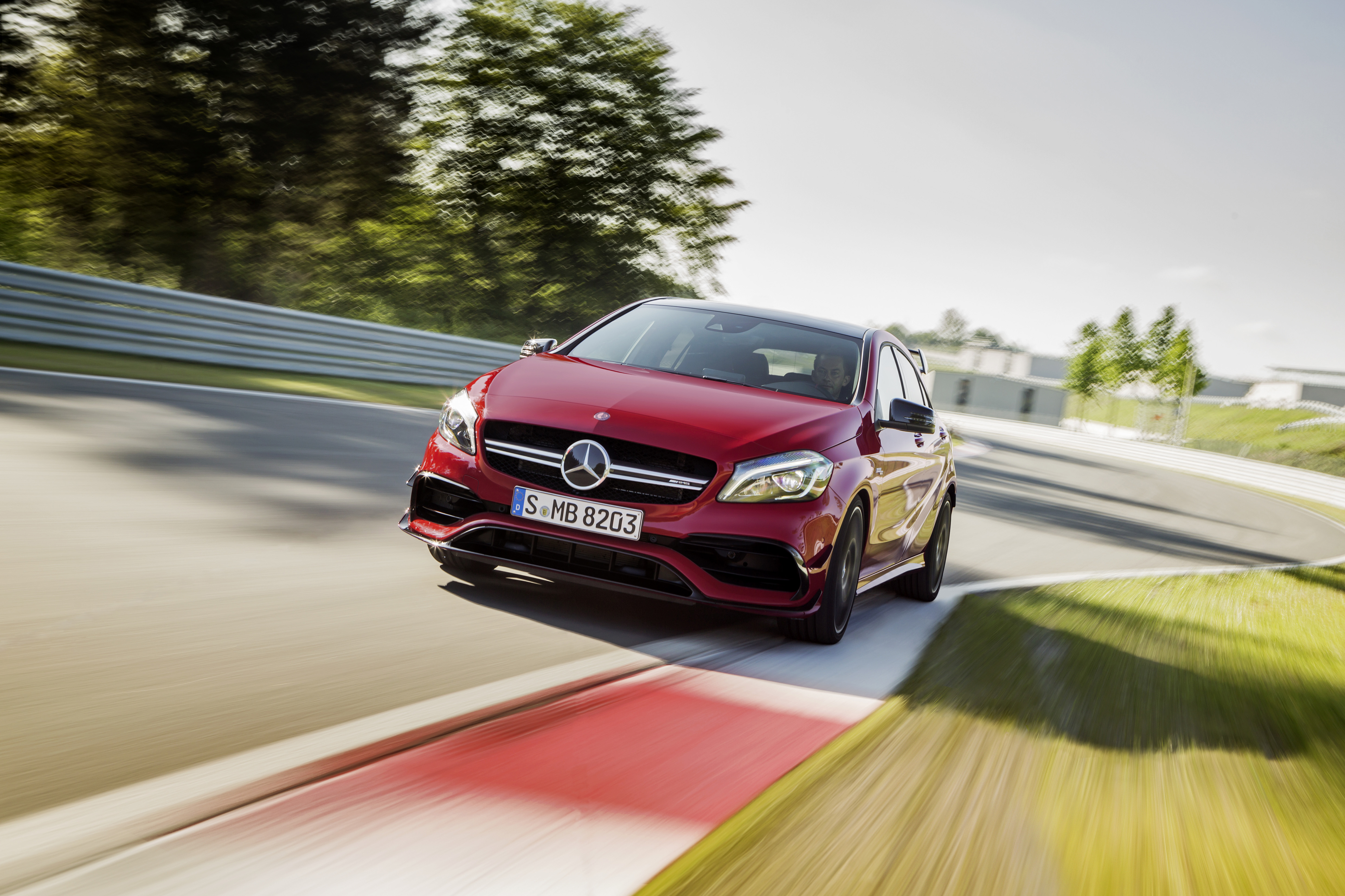 De Mercedes-Benz A-Klasse gaat nog maar drie jaar mee, maar krijgt nu al een kleine facelift. Aan het uiterlijk verandert er weinig, maar onderhuids is het grotendeels een compleet andere auto.