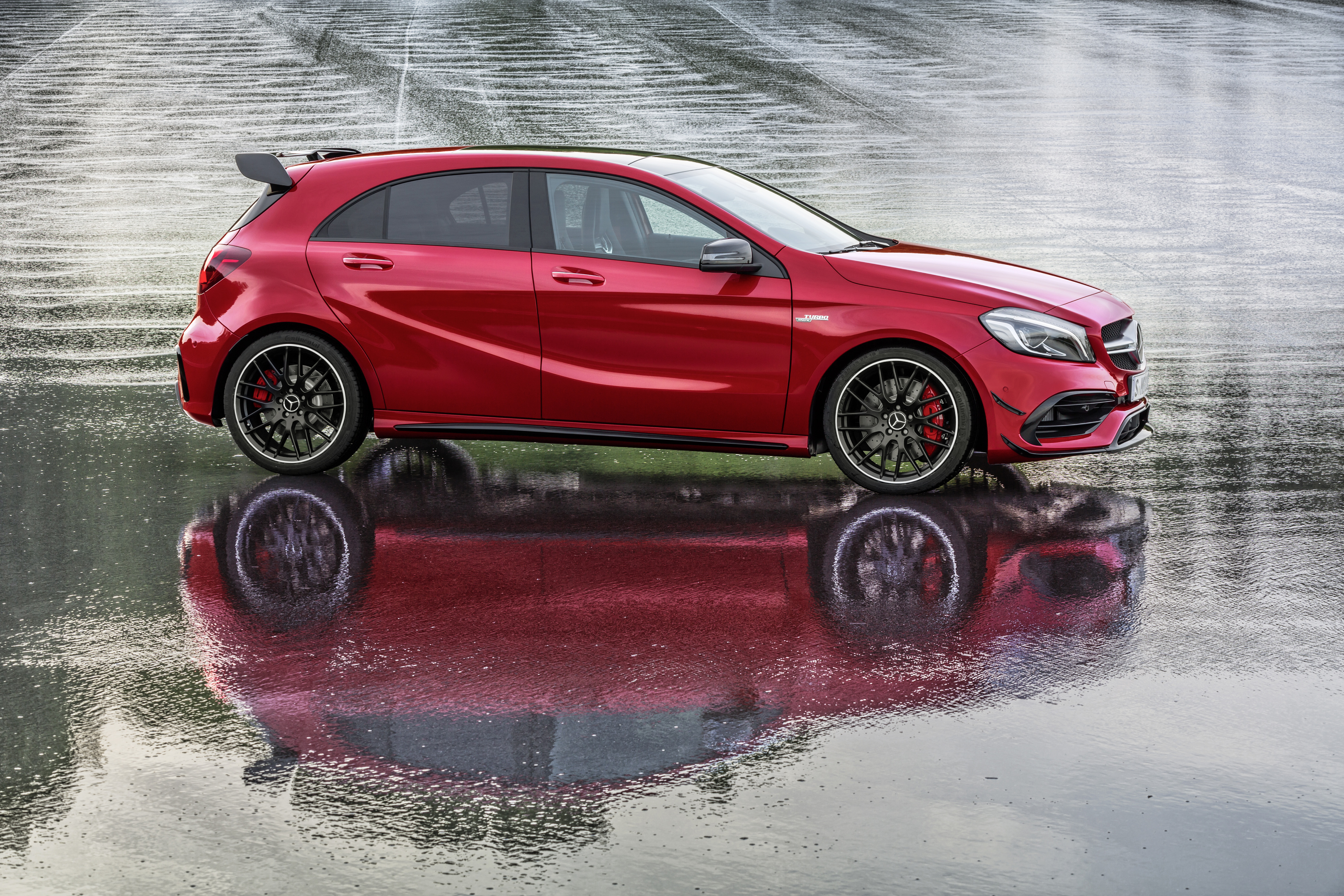 De Mercedes-Benz A-Klasse gaat nog maar drie jaar mee, maar krijgt nu al een kleine facelift. Aan het uiterlijk verandert er weinig, maar onderhuids is het grotendeels een compleet andere auto.