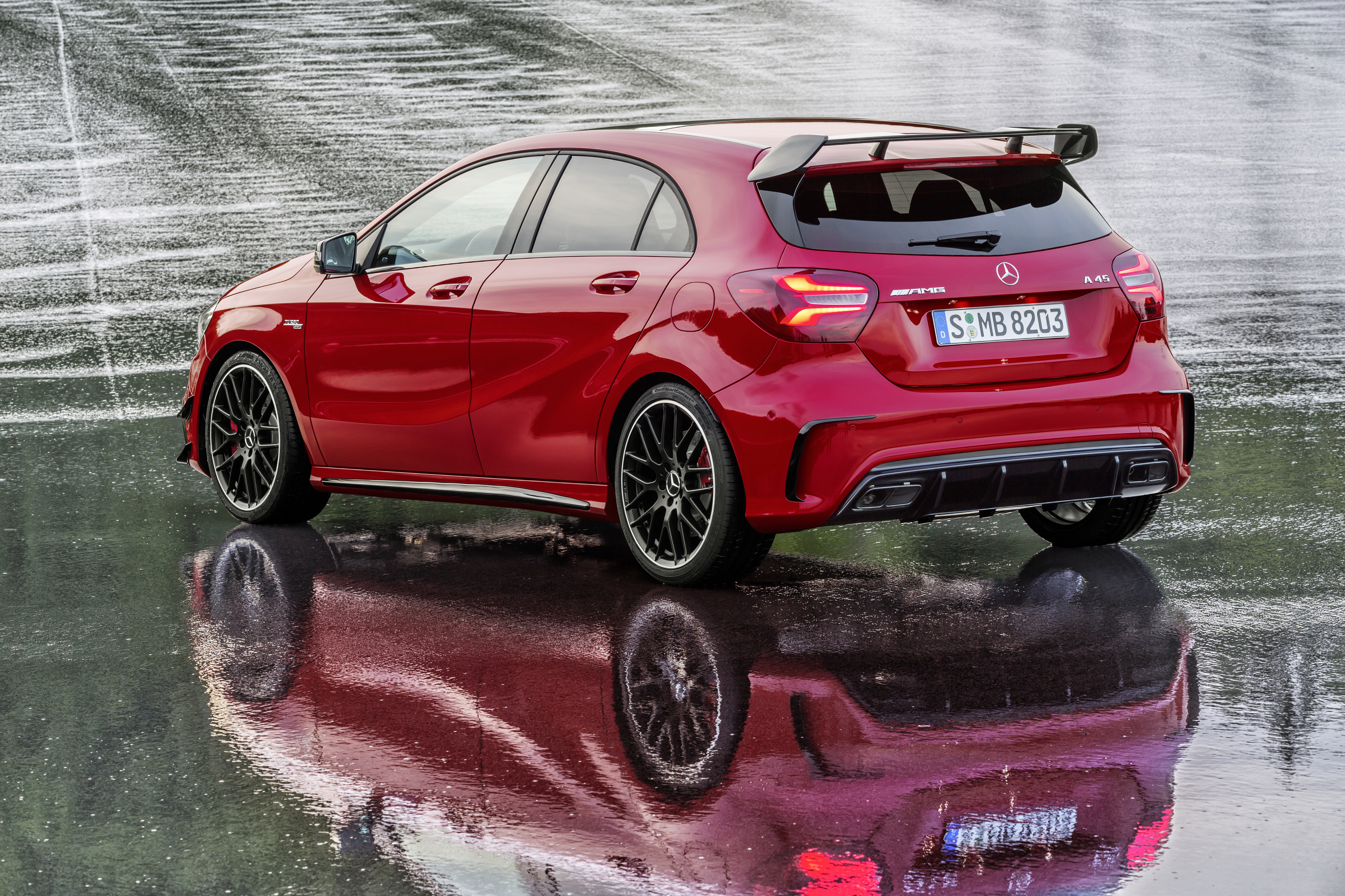 De Mercedes-Benz A-Klasse gaat nog maar drie jaar mee, maar krijgt nu al een kleine facelift. Aan het uiterlijk verandert er weinig, maar onderhuids is het grotendeels een compleet andere auto.