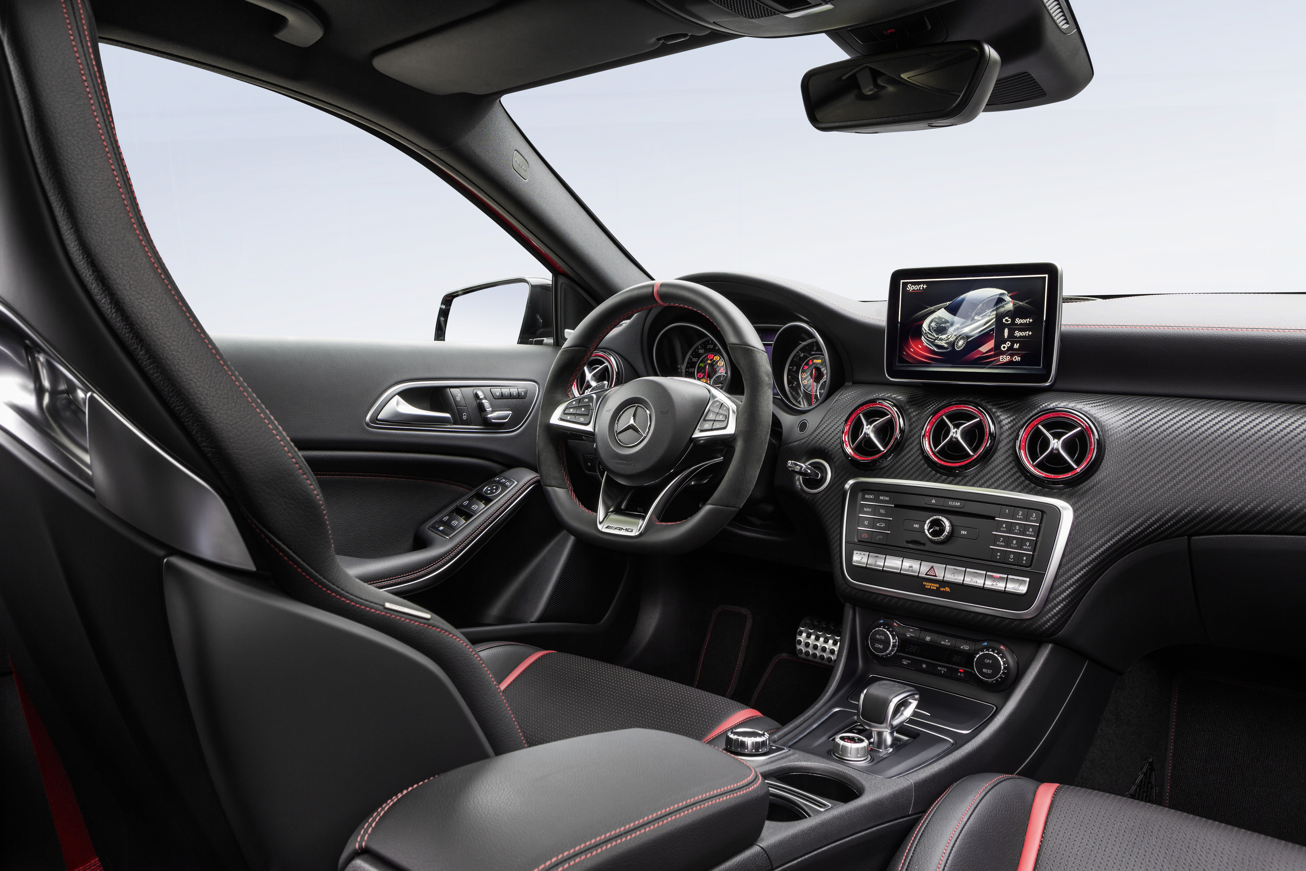 De Mercedes-Benz A-Klasse gaat nog maar drie jaar mee, maar krijgt nu al een kleine facelift. Aan het uiterlijk verandert er weinig, maar onderhuids is het grotendeels een compleet andere auto.