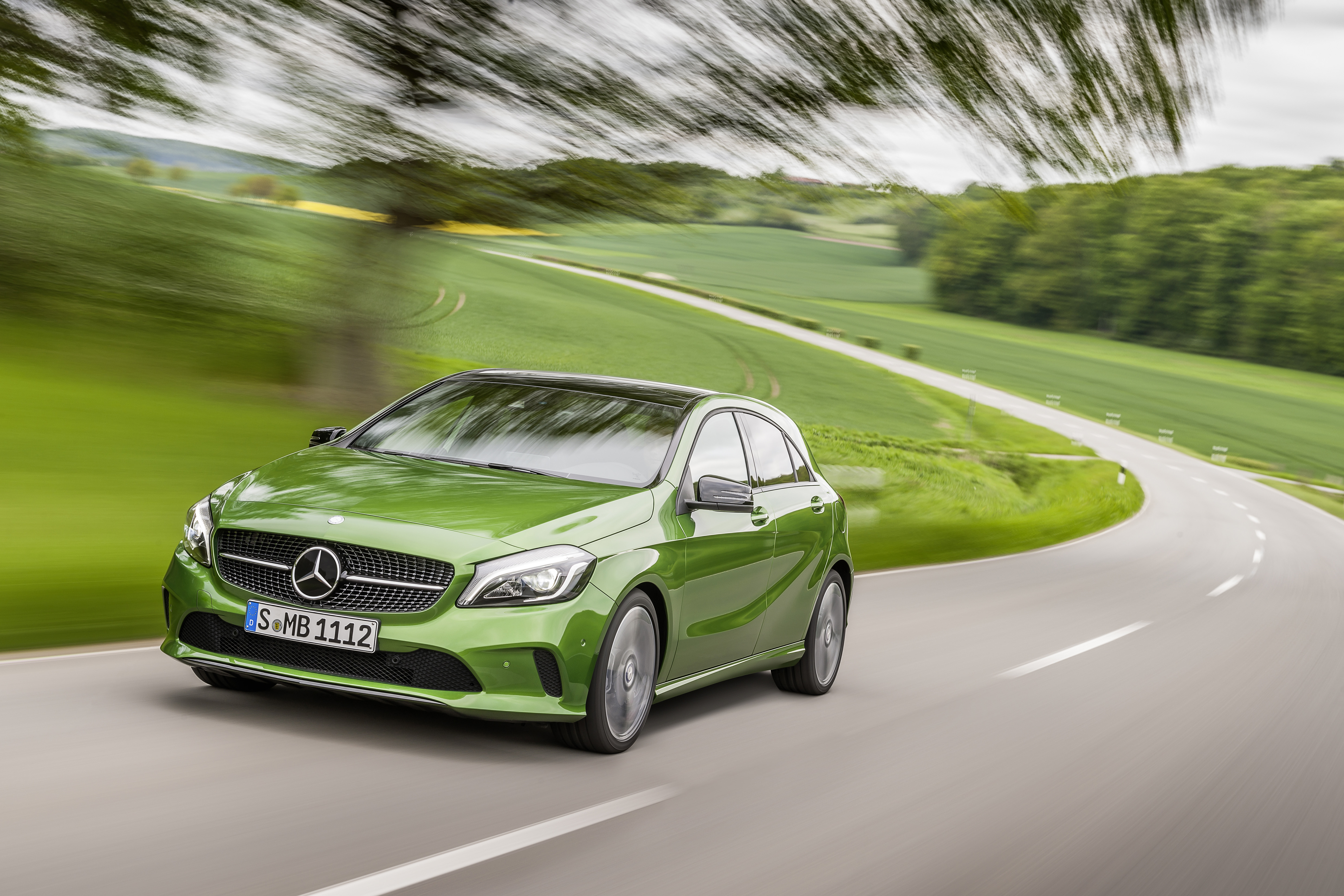 De Mercedes-Benz A-Klasse gaat nog maar drie jaar mee, maar krijgt nu al een kleine facelift. Aan het uiterlijk verandert er weinig, maar onderhuids is het grotendeels een compleet andere auto.