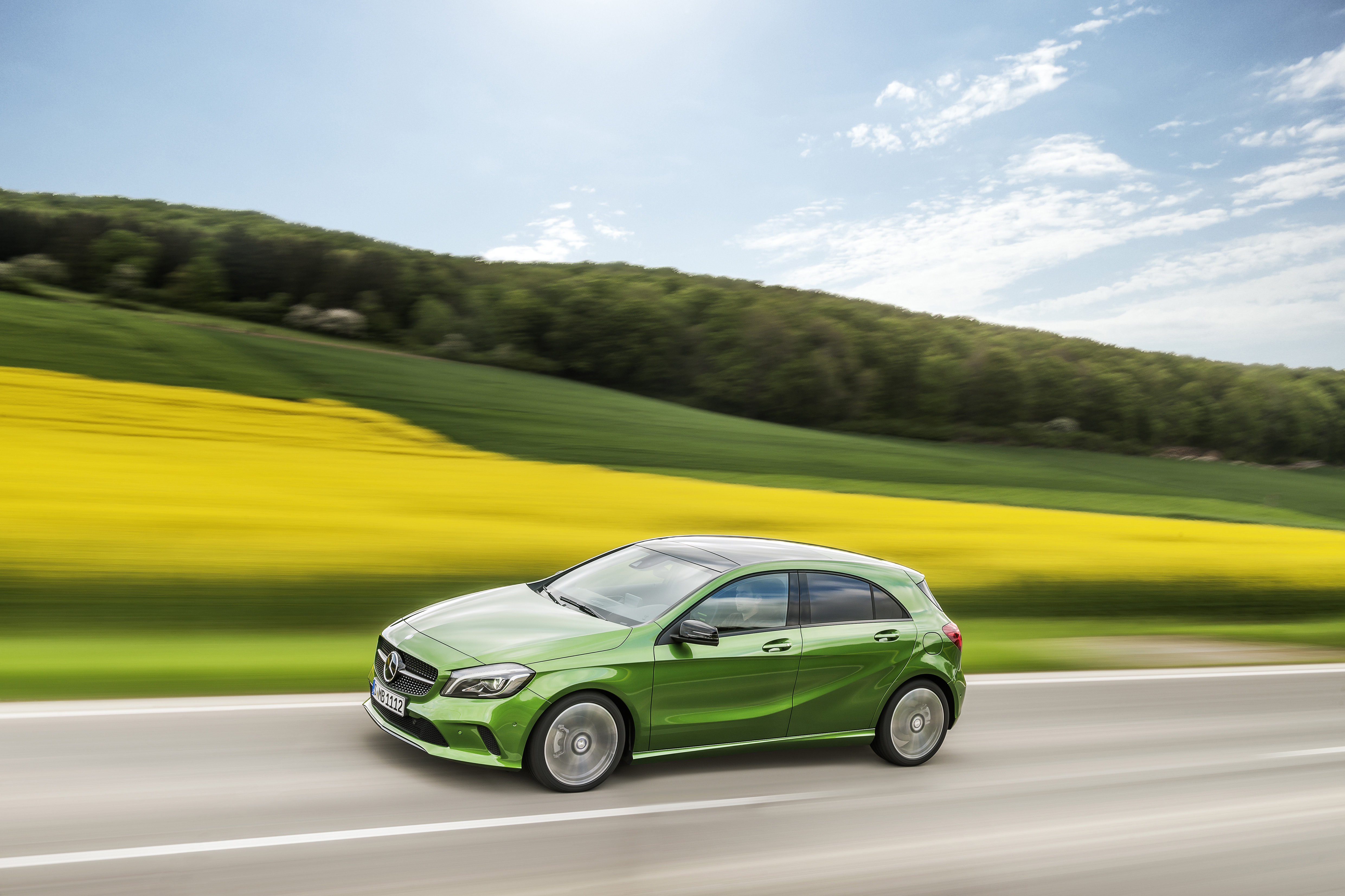 De Mercedes-Benz A-Klasse gaat nog maar drie jaar mee, maar krijgt nu al een kleine facelift. Aan het uiterlijk verandert er weinig, maar onderhuids is het grotendeels een compleet andere auto.