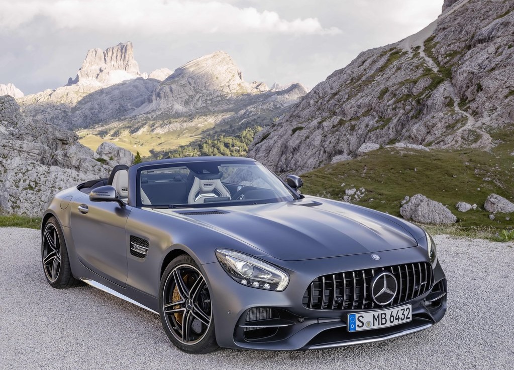 Mercedes-AMG presenteert de GT Roadster. Die brengt ook een nieuwe uitvoering met zich mee in de vorm van de GT C Roadster.