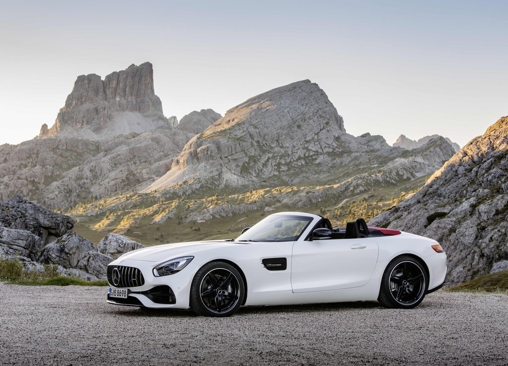 Mercedes-AMG presenteert de GT Roadster. Die brengt ook een nieuwe uitvoering met zich mee in de vorm van de GT C Roadster.