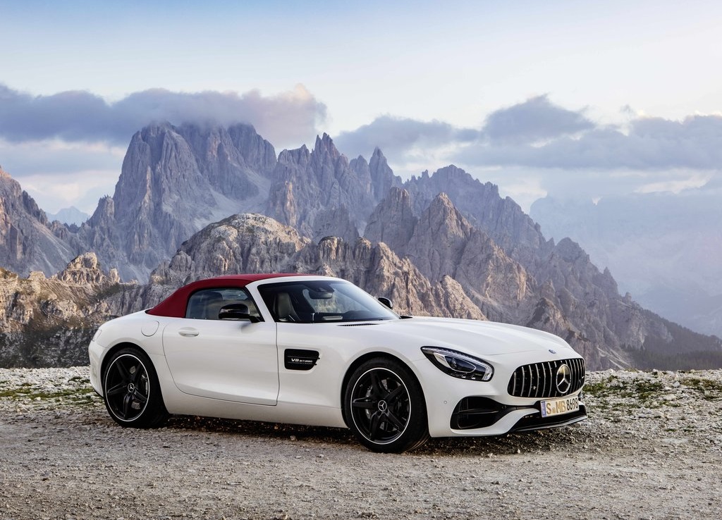 Mercedes-AMG presenteert de GT Roadster. Die brengt ook een nieuwe uitvoering met zich mee in de vorm van de GT C Roadster.