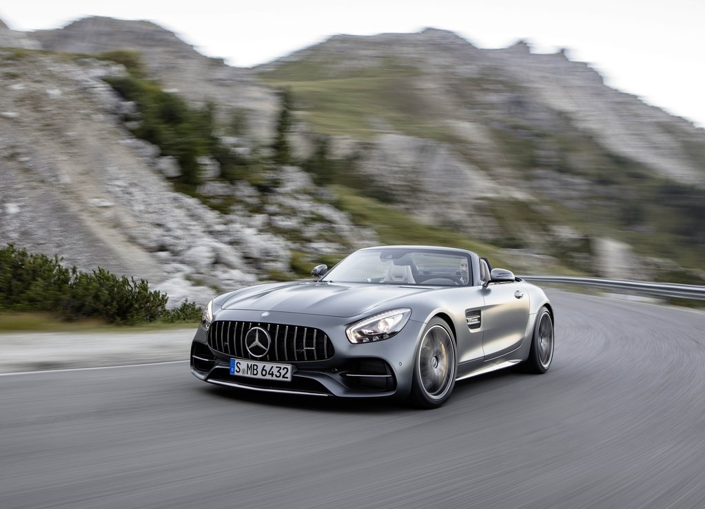 Mercedes-AMG presenteert de GT Roadster. Die brengt ook een nieuwe uitvoering met zich mee in de vorm van de GT C Roadster.